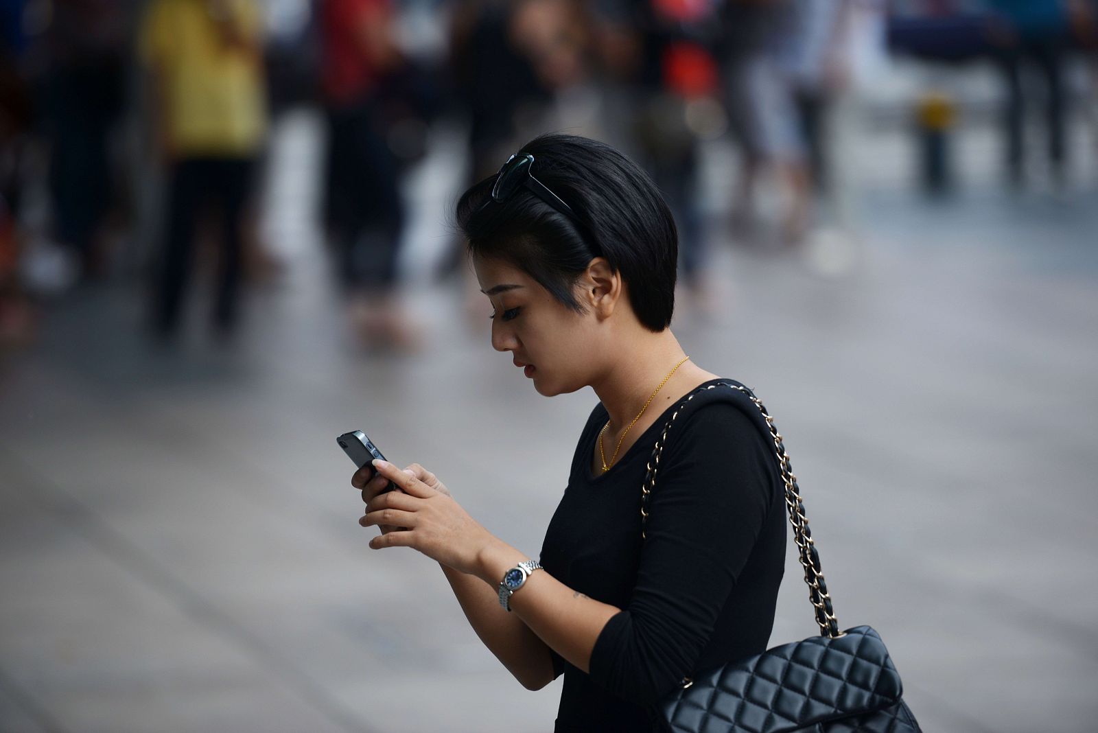 Una mujer usando su móvil inteligente en Shanghai (China) el 25 de septiembre.