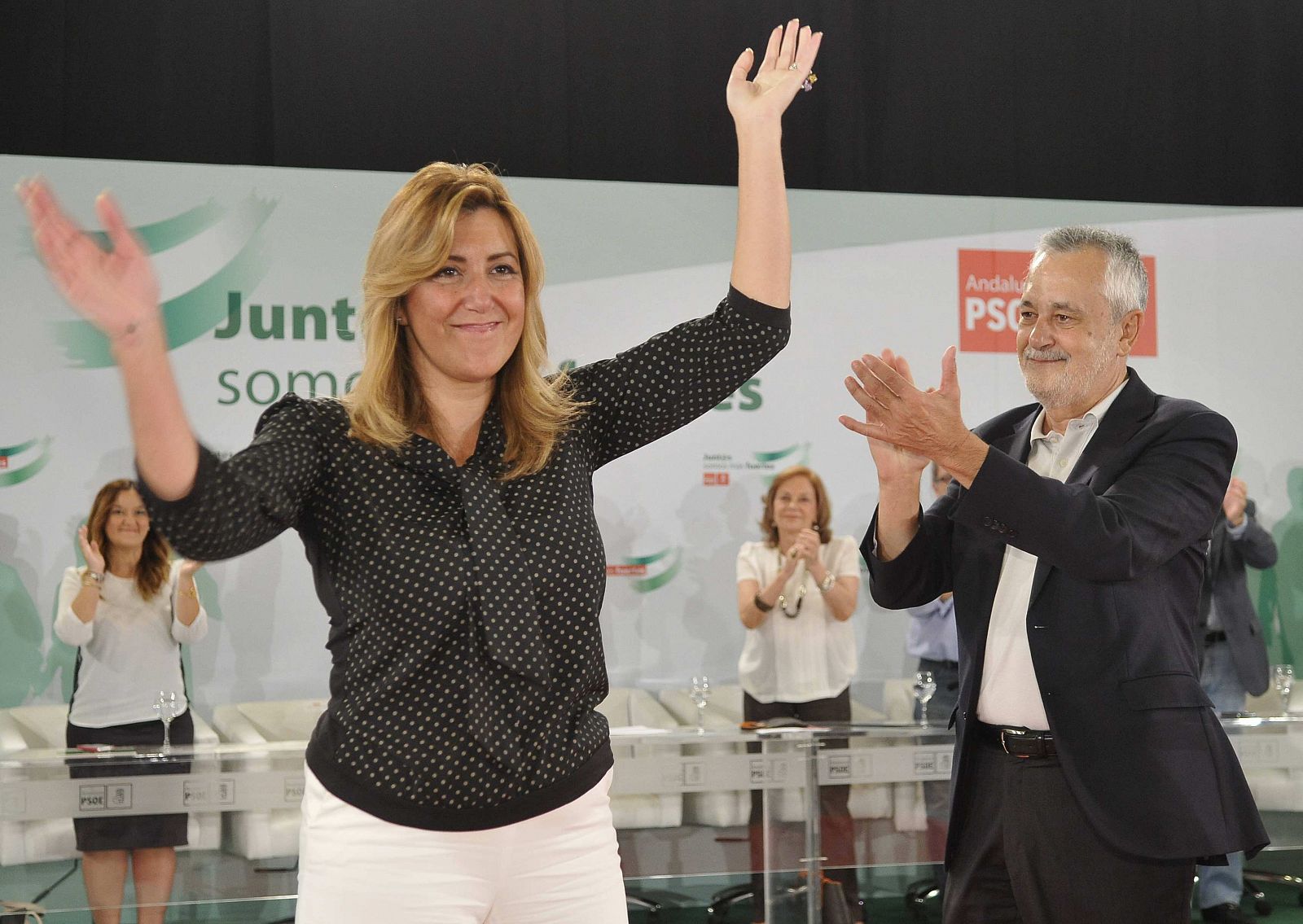José Antonio Griñán aplaude a la presidenta andaluza, Susana Díaz.
