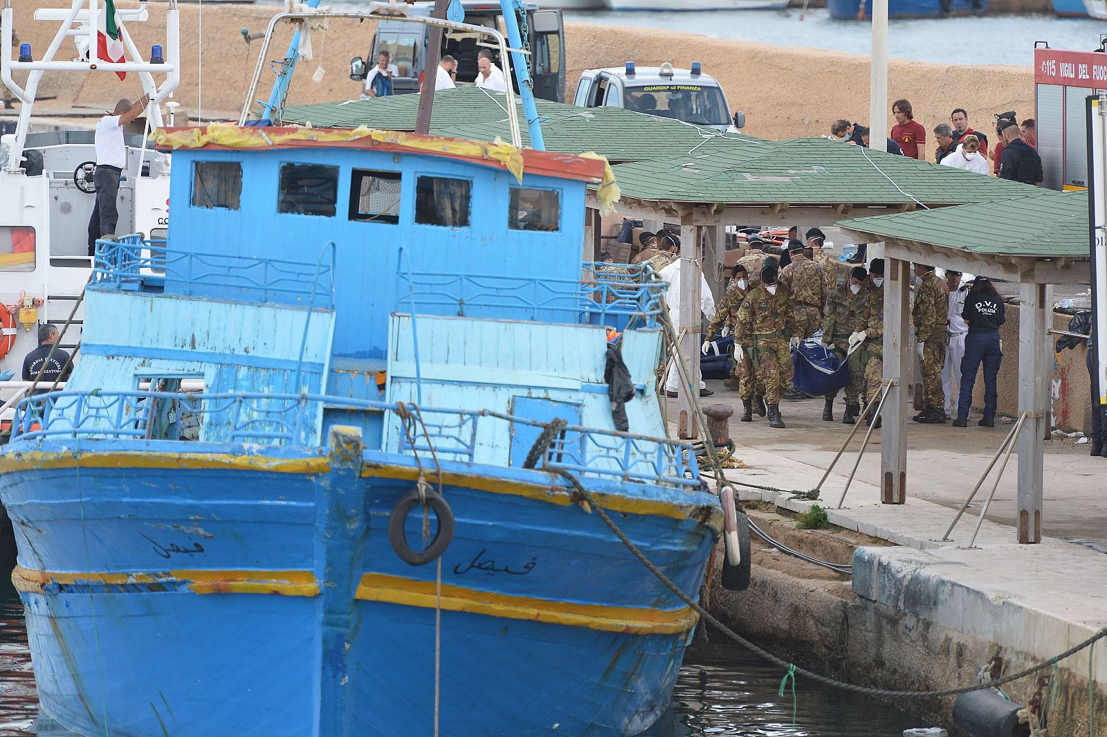 Soldados italianos llevan el cuerpo de uno de los inmigrantes muertos en Lampedusa, Italia