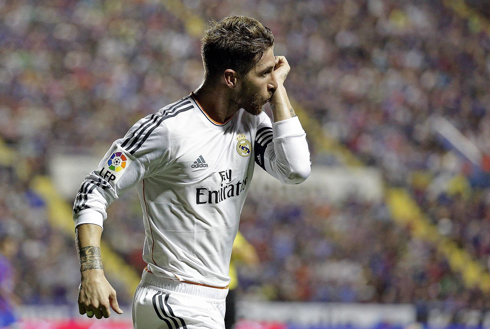 El defensa del Real Madrid Sergio Ramos celebra un gol.