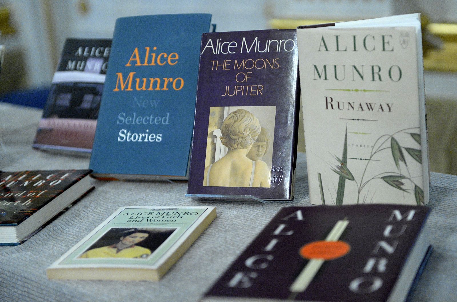 Varios ejemplares de libros de Alice Munro expuestos en la Academia Sueca este jueves.