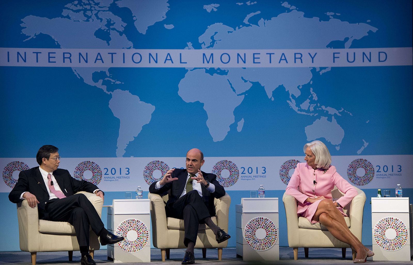 El ministro de Economía y Competitividad, Luis de Guindos, participa en el debate sobre la economía global organizado por CNN en la Universidad George Washington en el marco de la reunión de otoño del FMI y el BM