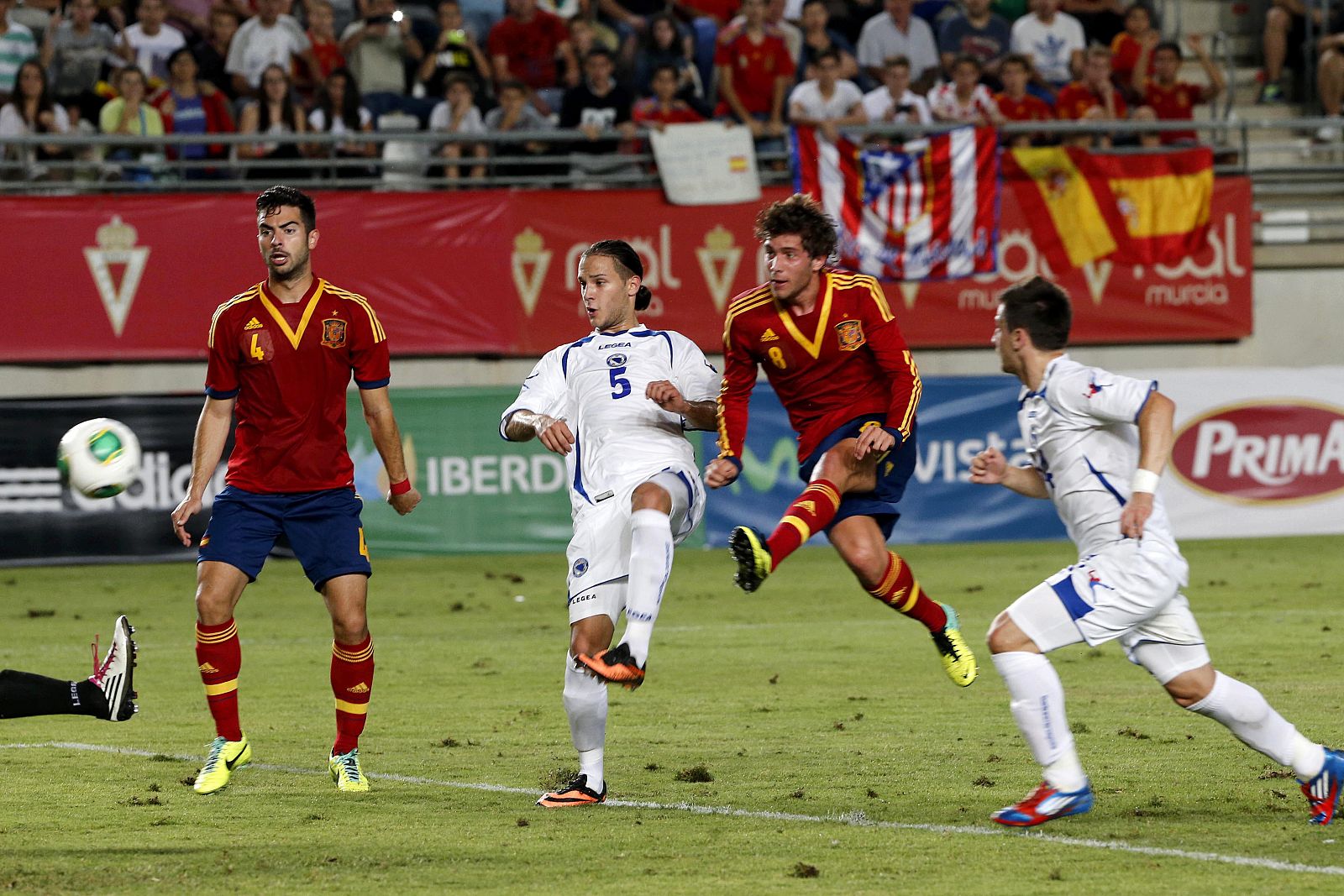 El centrocampista de la selección española de fútbol Sub-21, Sergi Roberto (2d) dispara a puerta en la jugada del gol del empate de España