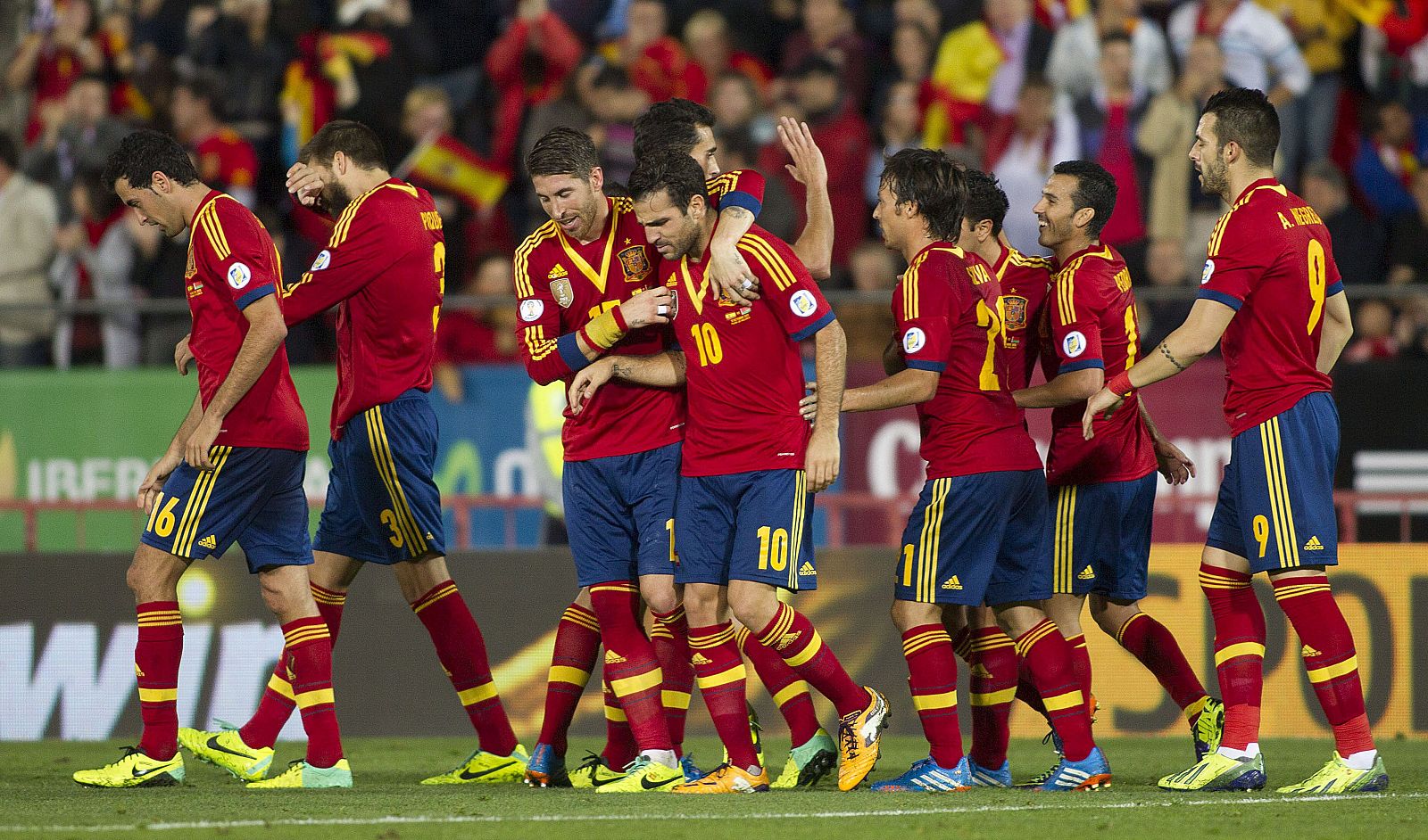 Los jugadores de la selección española celebran el primer gol del equipo, conseguido por Xavi Hernández