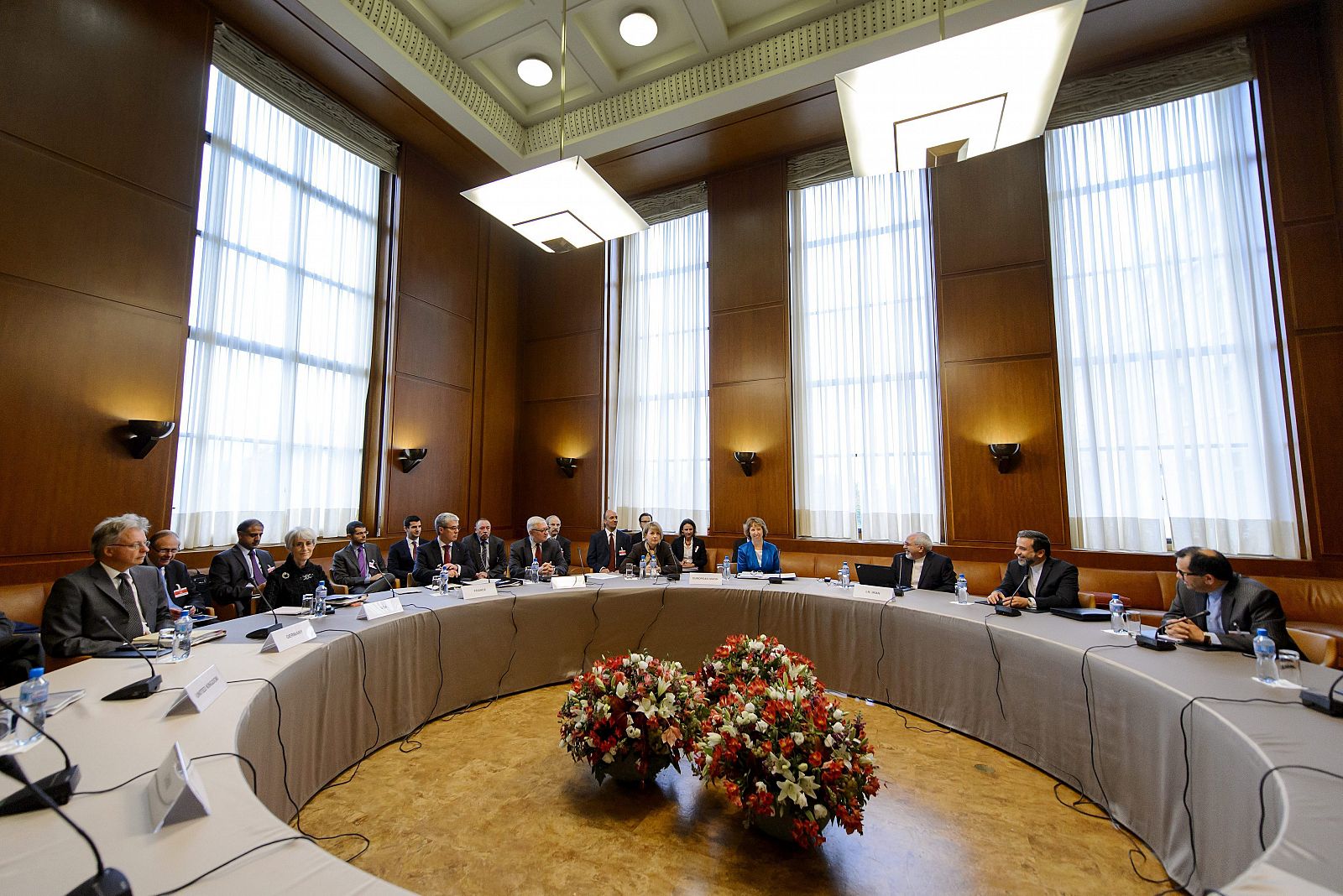La jefa de la diplomacia europea, Catherine Ashton, dirige la primera sesión de la reunión entre Irán y las potencias del Grupo 5+1.