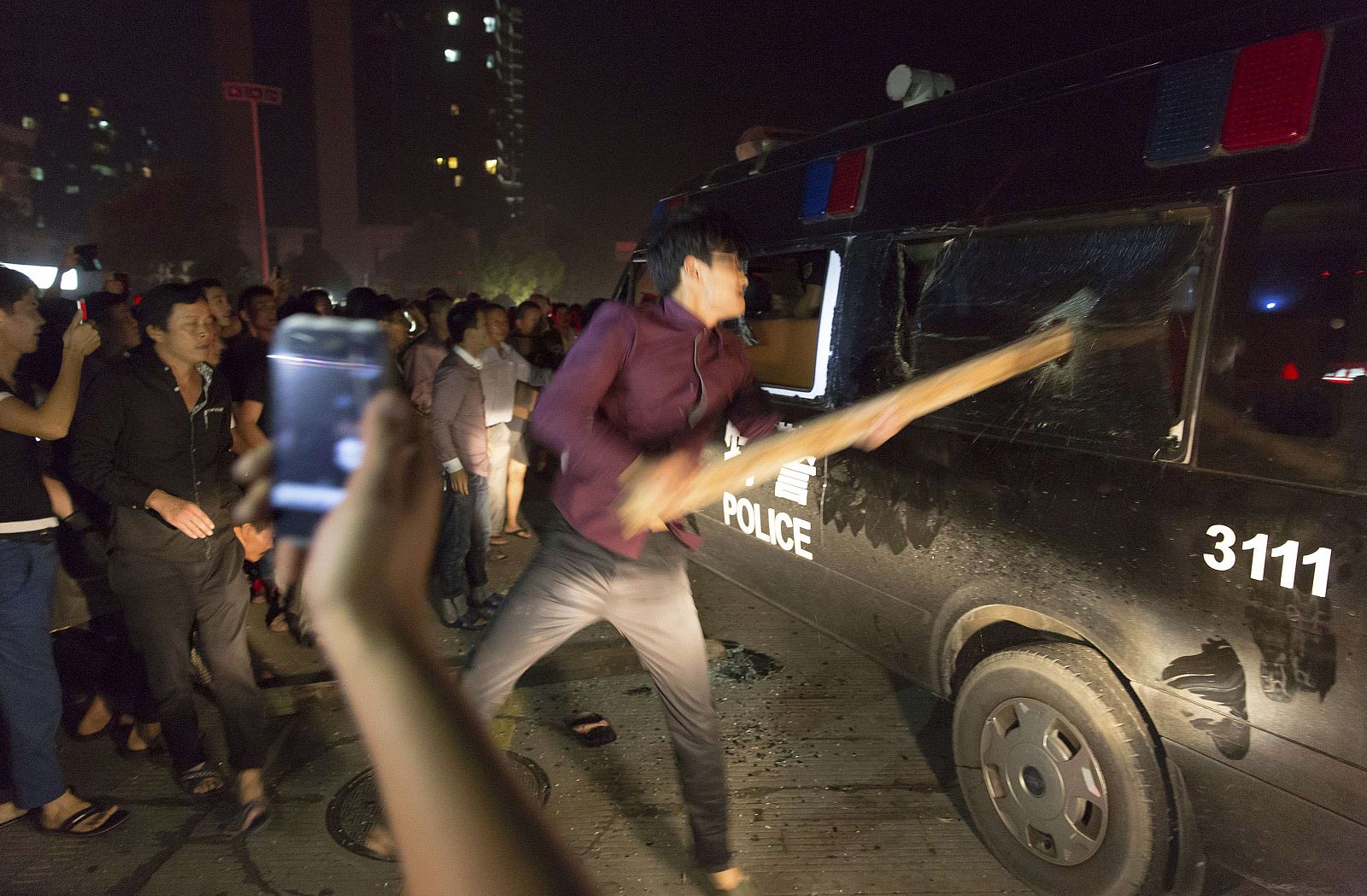 Manifestantes atacan un furgón policial en Yuyao, en una fotografía tomada el pasado viernes