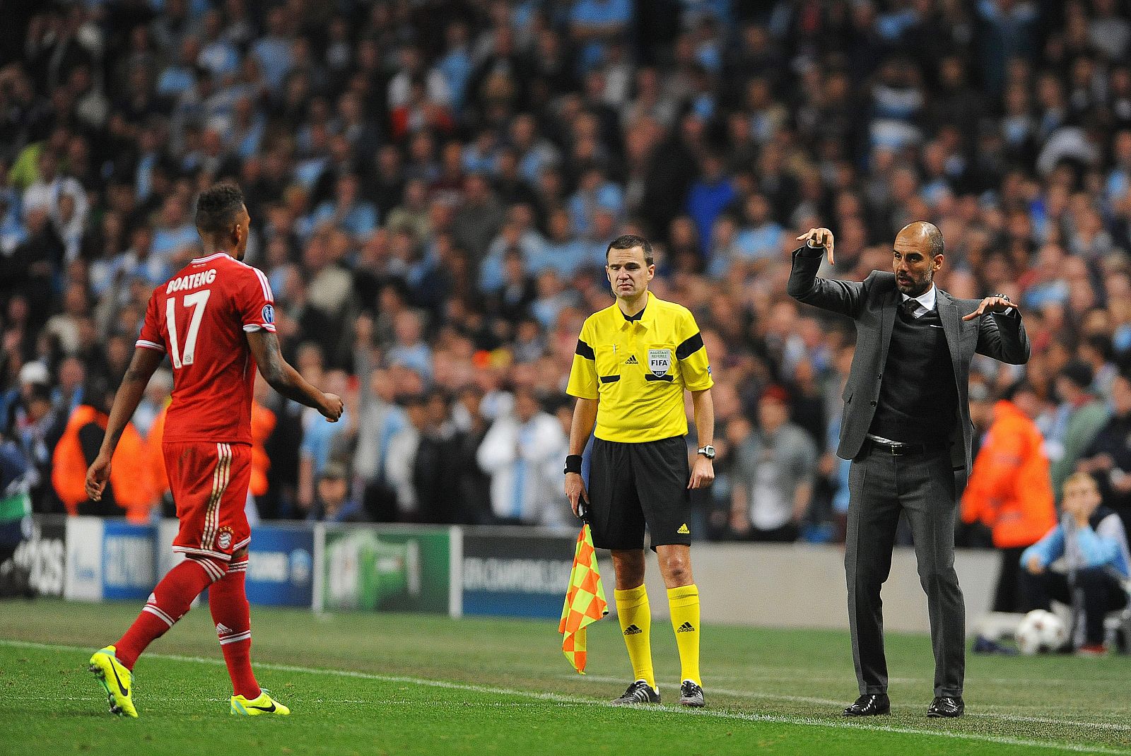 El entrenador del Bayern Münich, Pep Guardiola, da instrucciones a sus jugadores ante Jerome Boateng