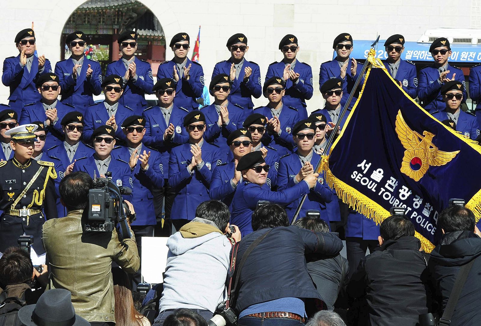 Presentación de la nueva policía turística de Seúl, al estilo 'Gangnam Style'