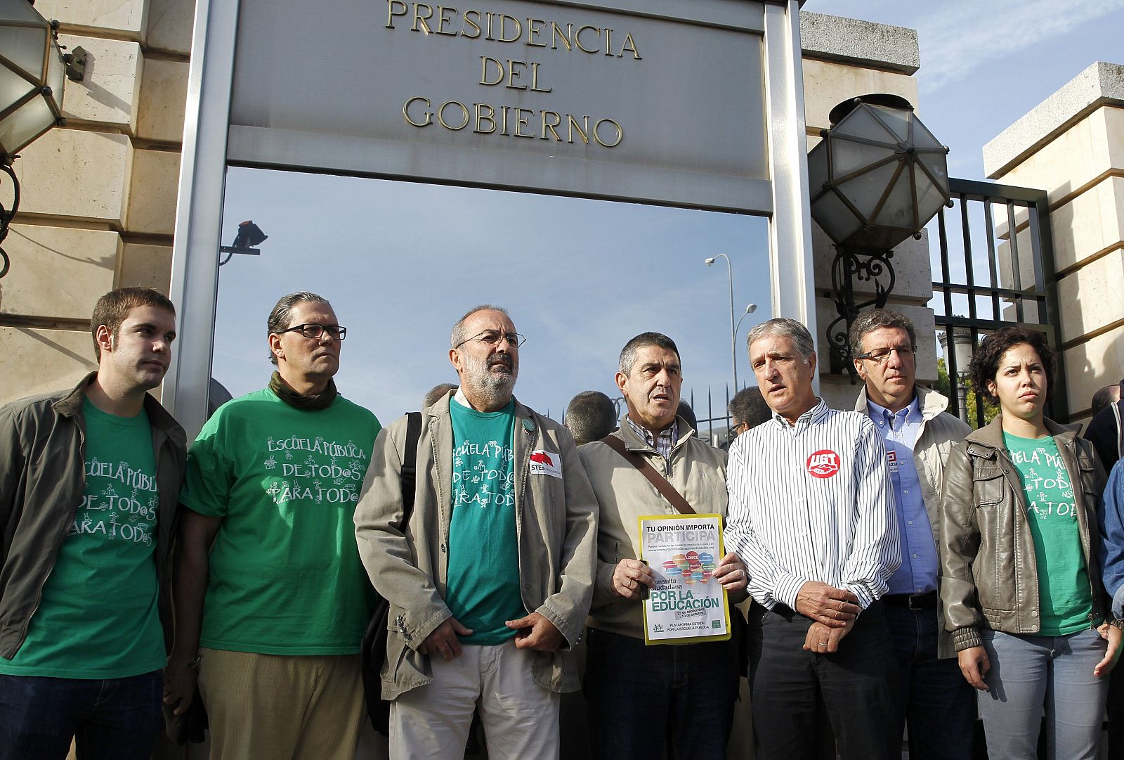 ENTREGAN EN LA MONCLOA UN MILLÓN DE FIRMAS EN CONTRA DE LA REFORMA EDUCATIVA