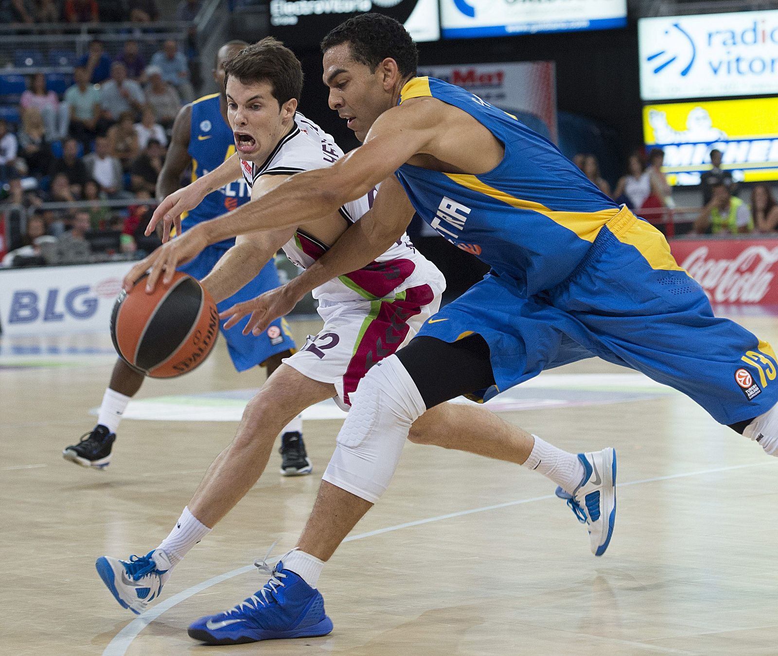 El base del Maccabi de Tel Aviv Syilven Landesberg (d) y el base francés del Laboral Kutxa Thomas Heurte luchan por el balón