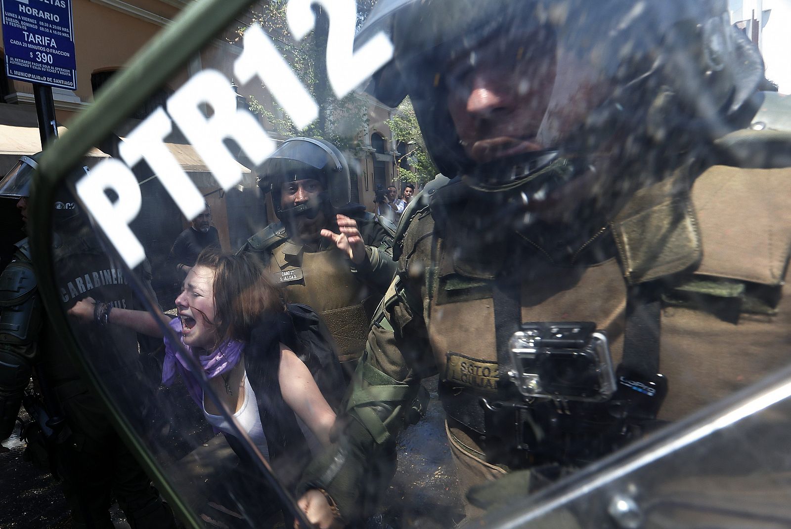 Una manifestante es detenida por miembros de la Policía de Carabineros en Santiago de Chile