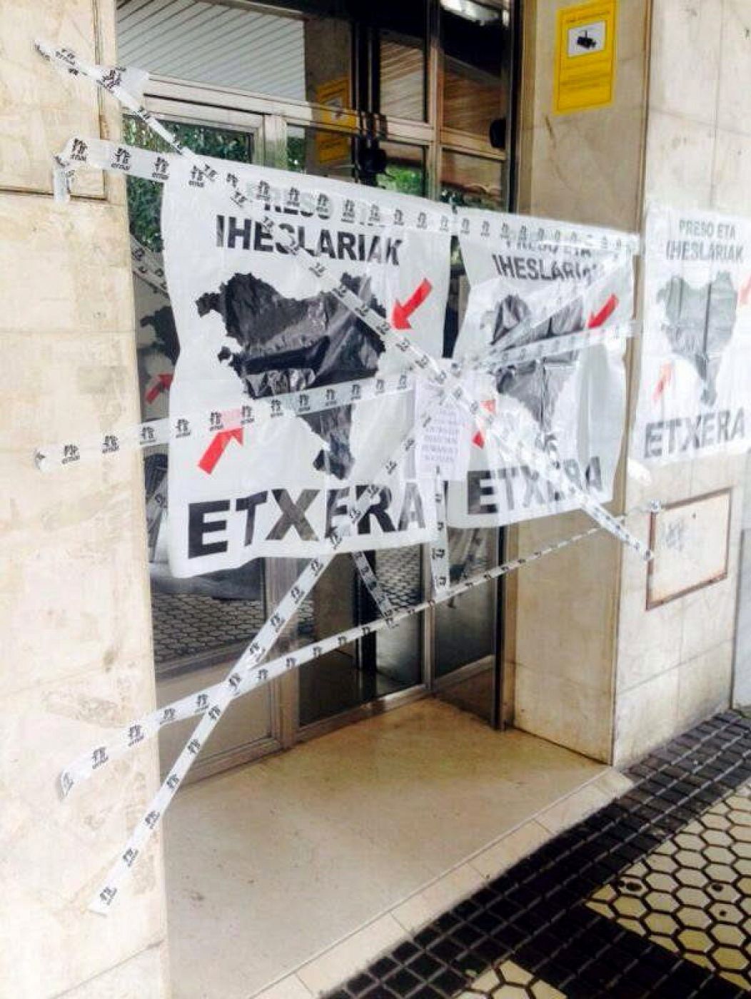Carteles en favor del acercamiento de los presos de ETA precitan la sede el PP en Guipúzcoa