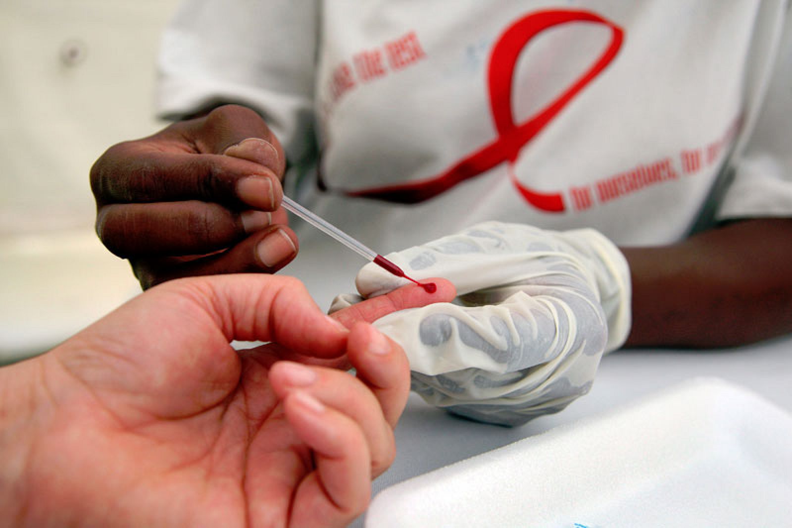Una persona se somete a un análisis de VIH