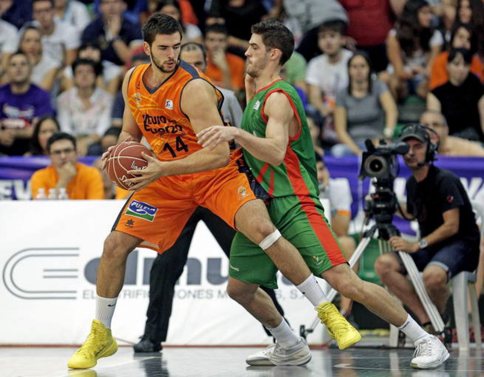 El ala-pívot montenegrino del Valencia Basket Bojan Dubljevic (i) disputa la posición al alero del Cajasol Sevilla Joan Sastre (d)