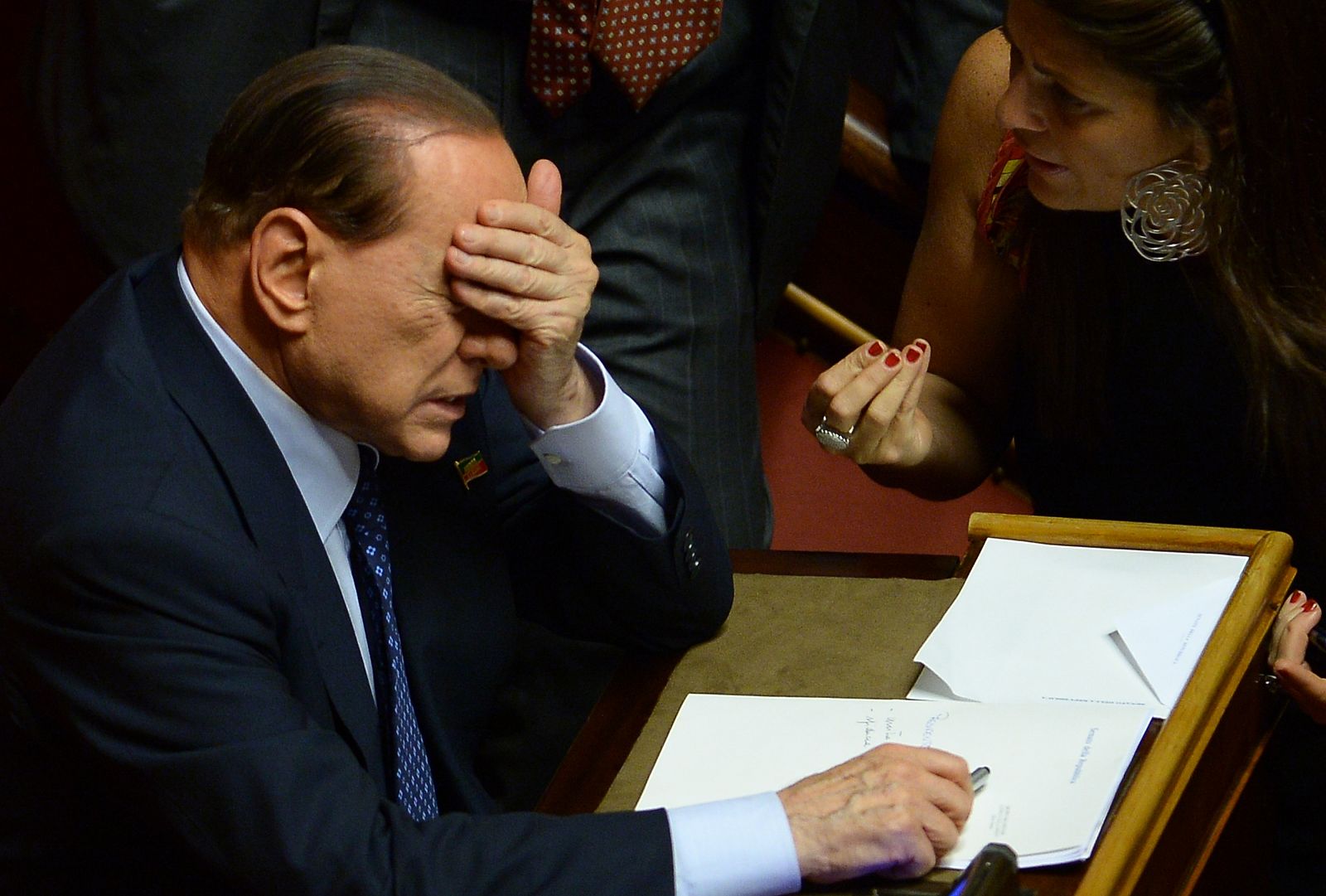 Silvio Berlusconi gesticula durante una sesión en el Senado italiano