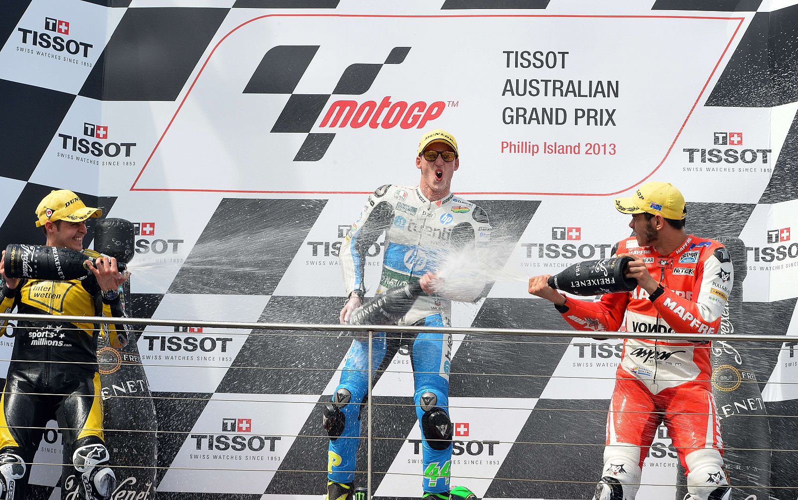 En el centro, el piloto español Pol Espargaró, del equipo Tuenti HP 40, celebra su victoria en la catergoría Moto2 en el Gran Premio de Australia