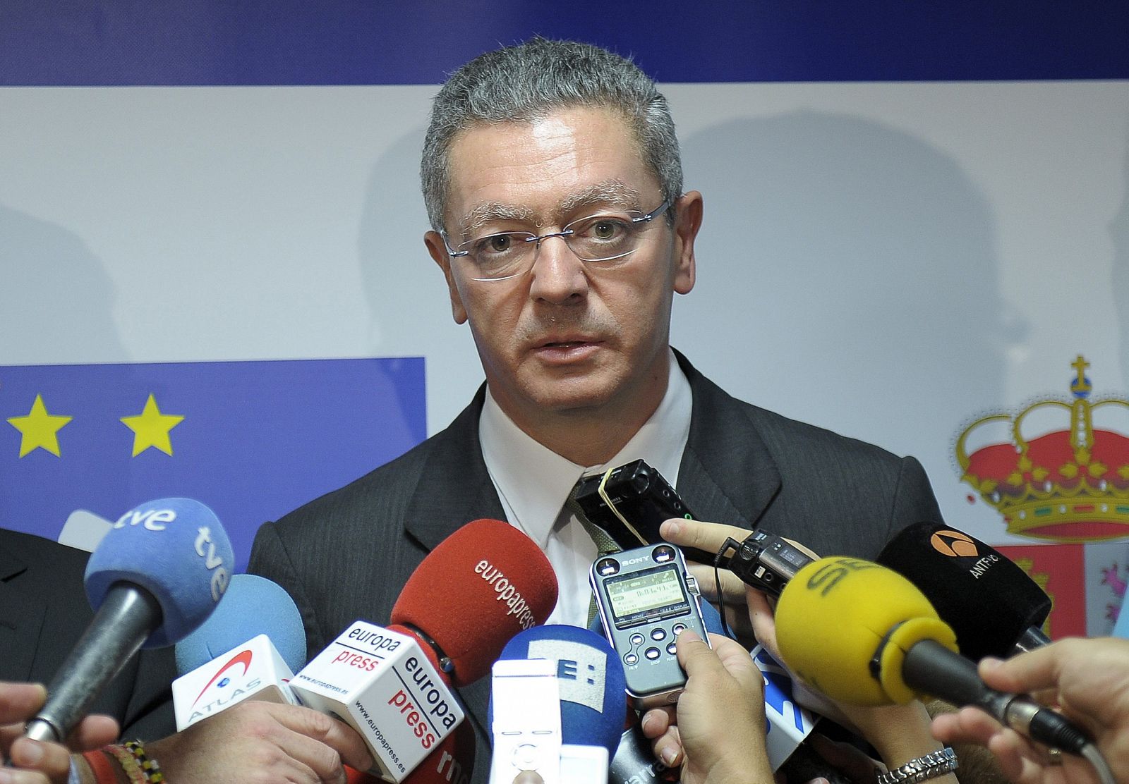 El ministro de Justicia, Alberto Ruiz-Gallardón (c), realiza declaraciones a la prensa