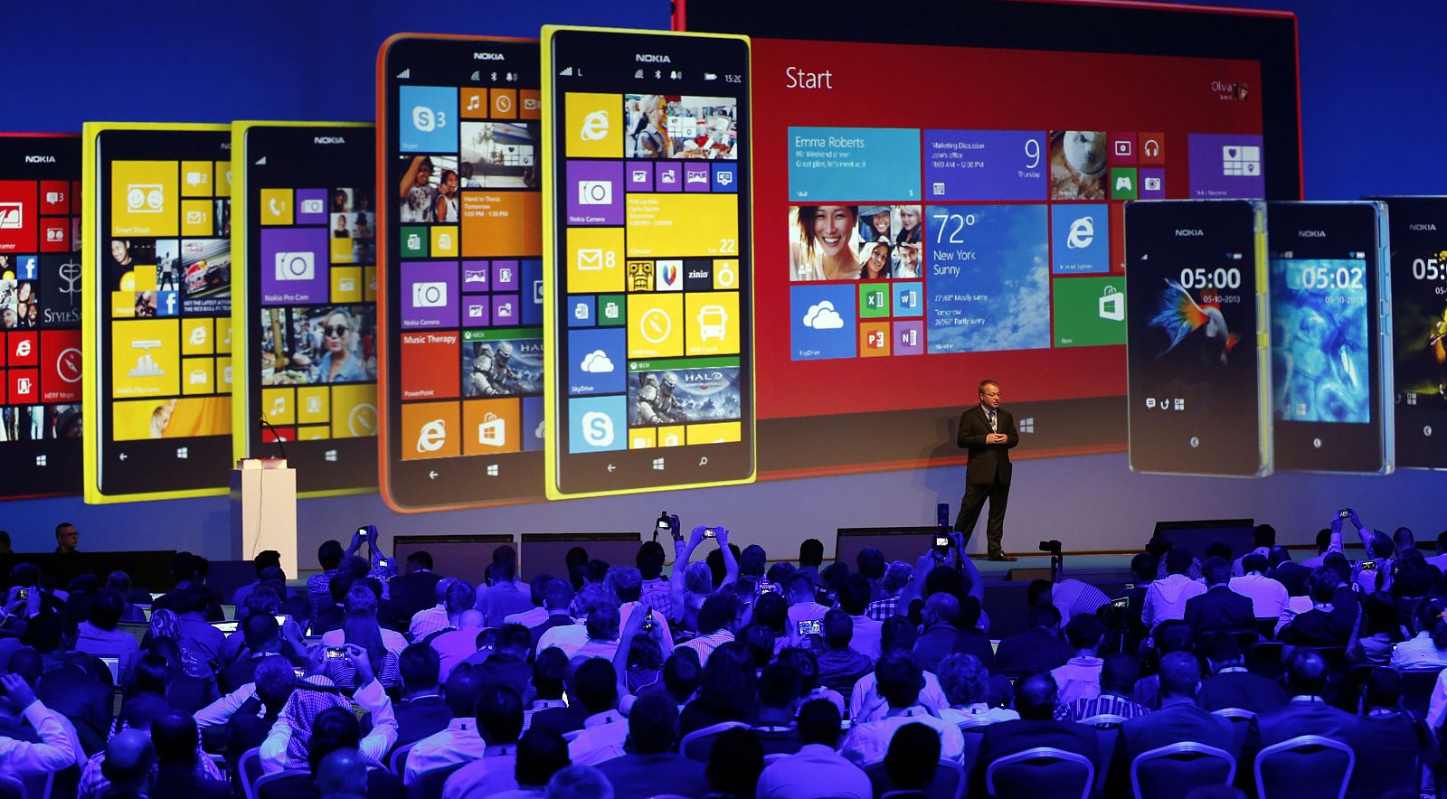 El CEO de Nokia, Stephen Elop, presentando la tableta y nuevos móviles de la compañía en Abu Dhabi.