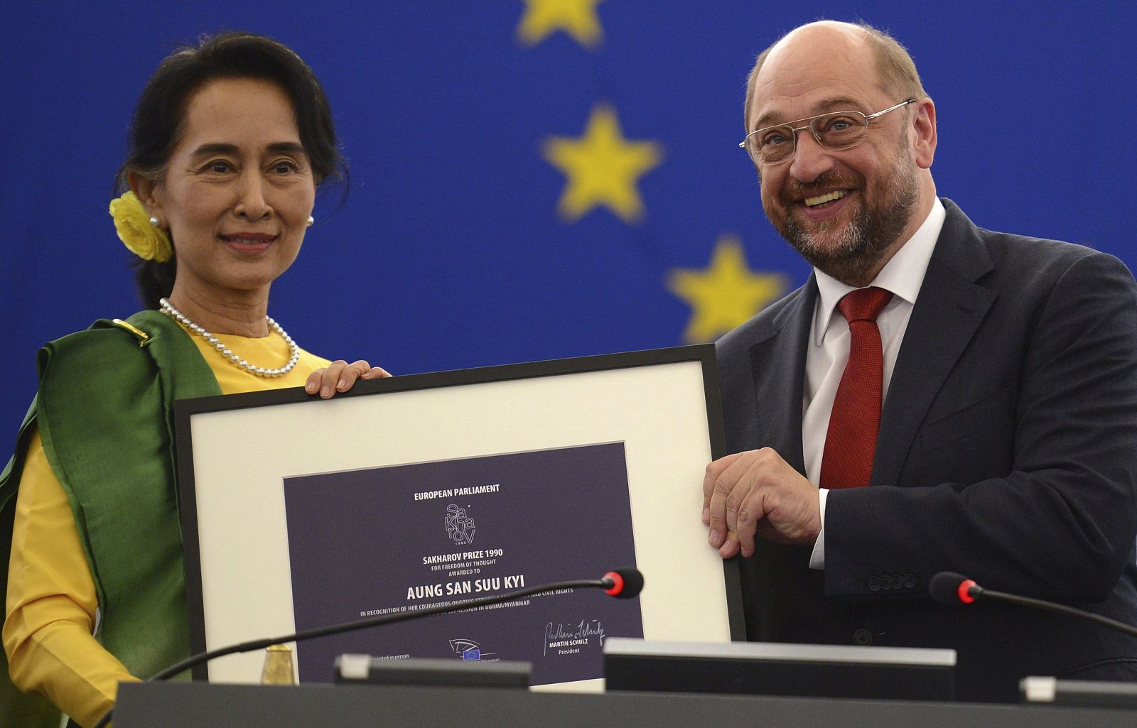 El presidente del Parlamento Europeo, Martin Schulz (dcha), entrega premio Sájarov a la Libertad de Conciencia a la líder opositora birmana Aung San Suu Kyi