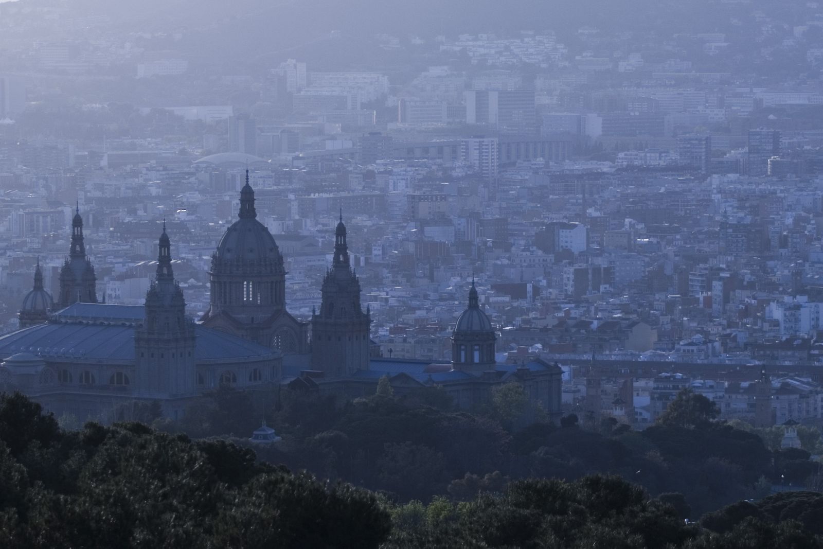 Contaminación en Barcelona desde el Palacio Nacional de Cataluña.