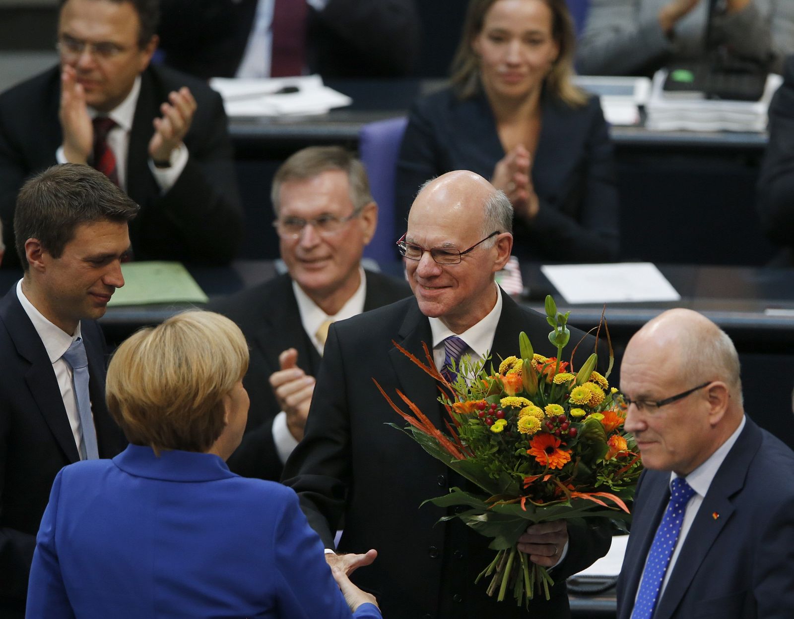 Angela Merkel felicita a Norbert Lammert, reelegido presidente del Parlamento alemán (Bundestag)