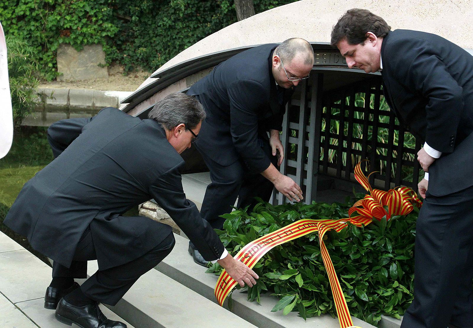 Ofrenda floral ante la tumba de Lluís Companys en el 73 aniversario de su muerte