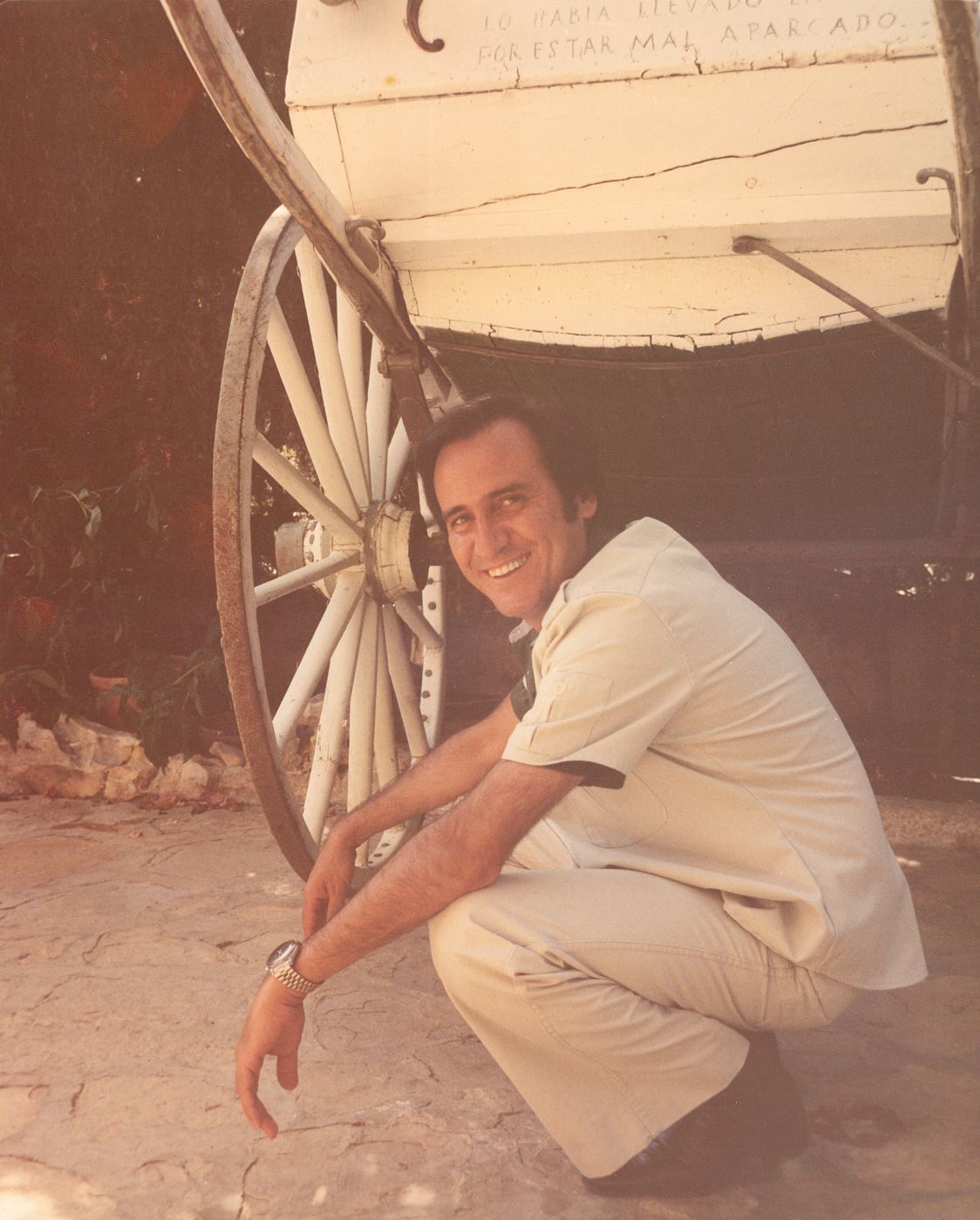 Manolo Escobar junto al famosísimo carro de su canción.