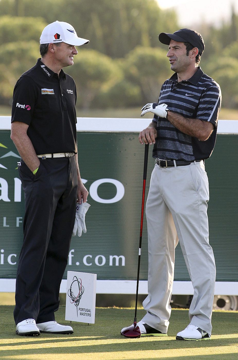 El golfista escocés  Paul Lawrie conversa con el ex jugador portugués Luis Figo.