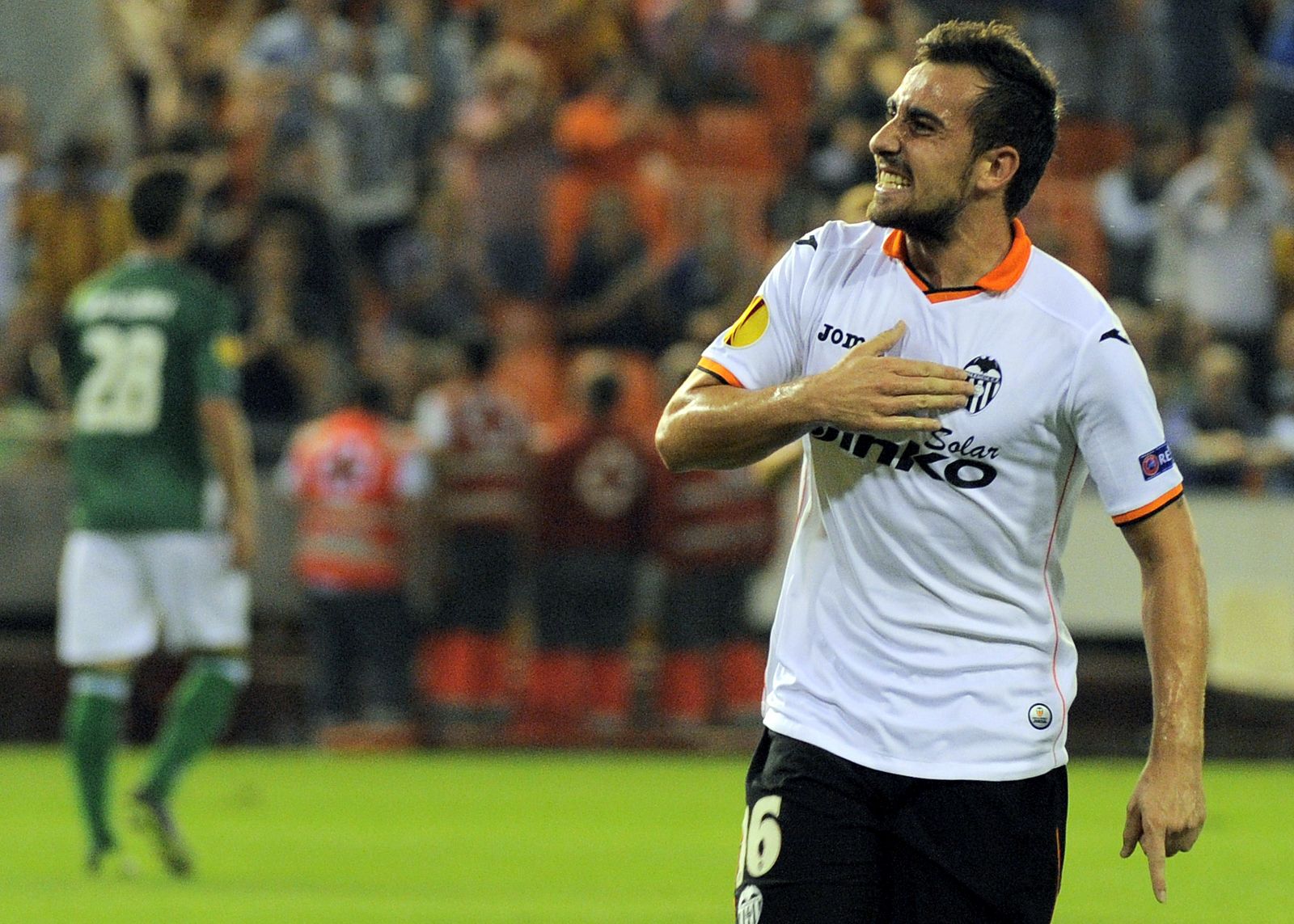 Paco Alcácer celebra el primer gol del partido.