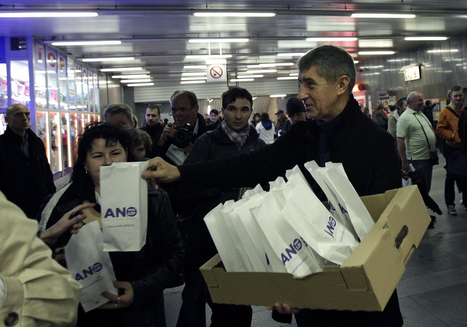 Andrej Babis, lider del partido ANO 2011, reparte bollos en el metro de Praga
