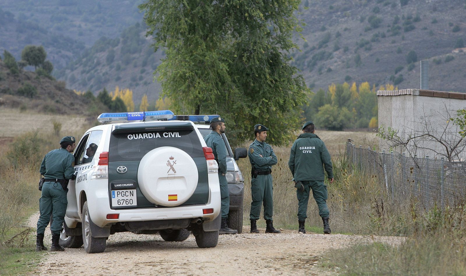 Agentes de la Guardia Civil en las tareas de búsqueda, en La Riba de Saélices, del cadáver de la mujer embarazada de Cifuentes (Guadalajara).