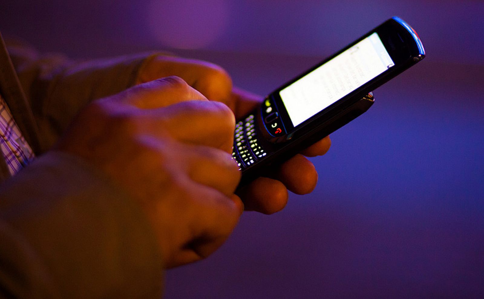 Un adolescente enviando un mensaje con el móvil