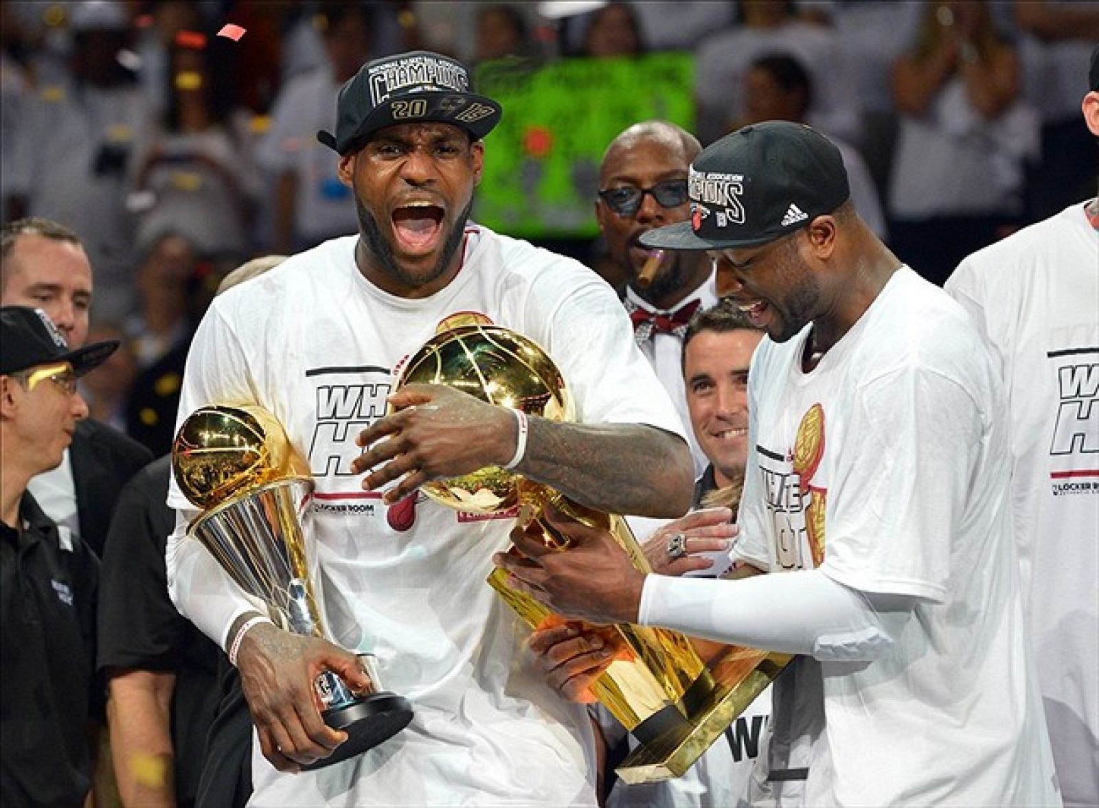LeBron James (izquierda) y Dwayne Wade (derecha), celebran el título de campeones de la NBA conseguido por Miami Heat en 2013