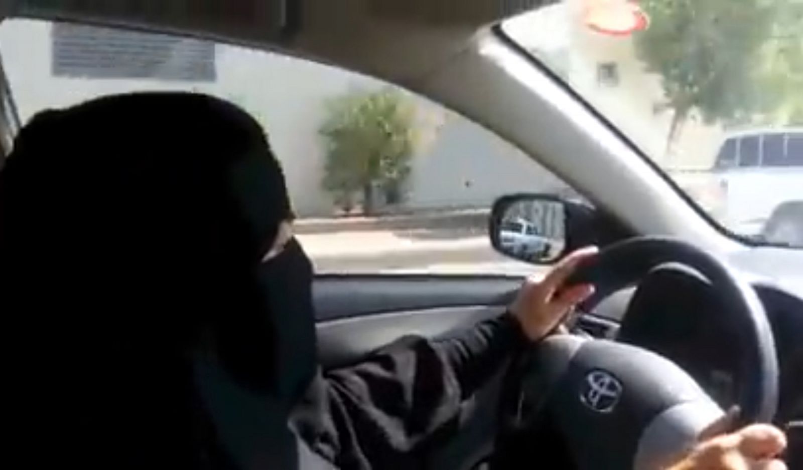 Una activista saudí desafía la prohibición de que las mujeres conduzcan en su país