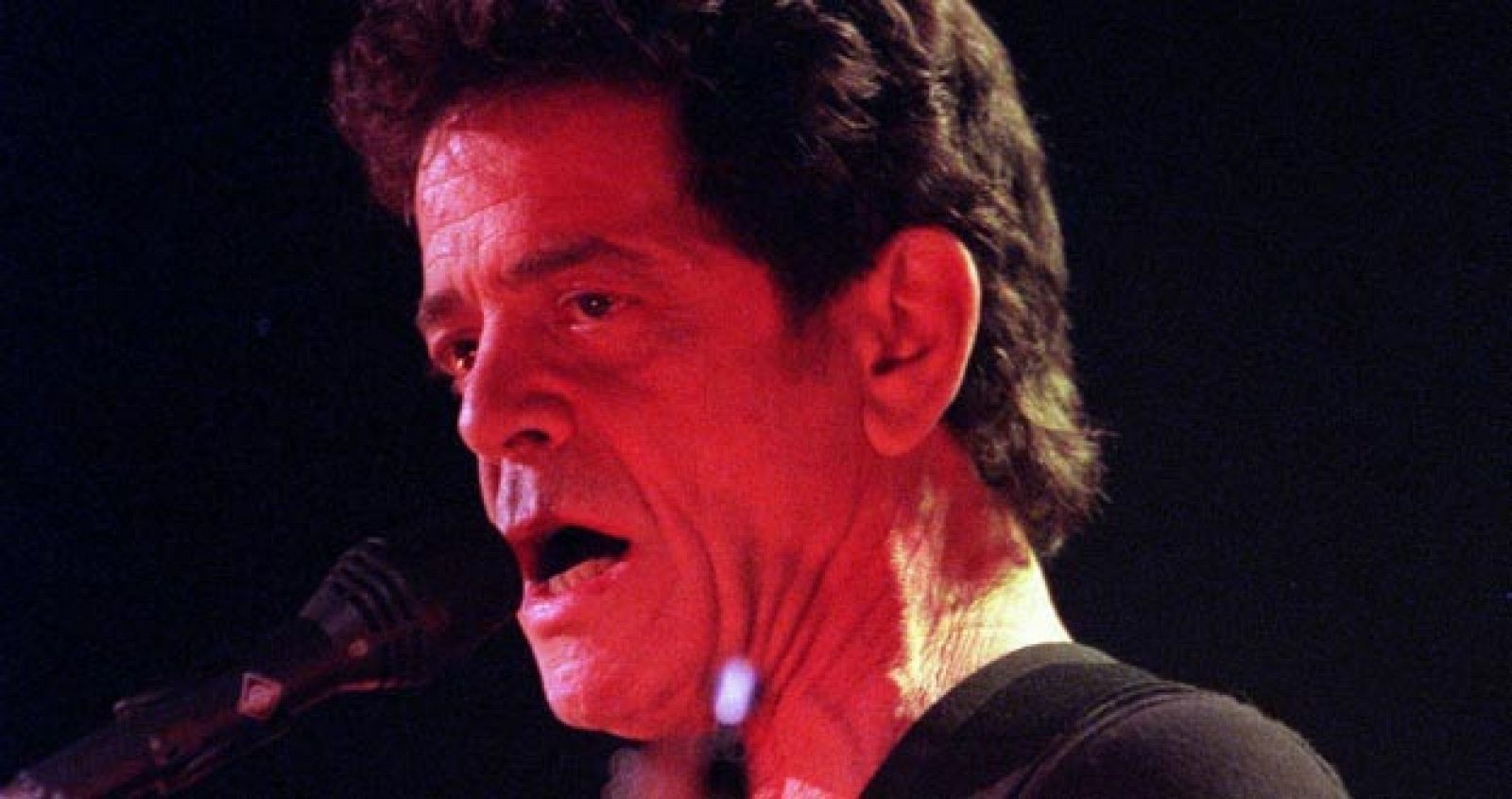 Fotografía de archivo del 17 de abril del 2000 del legendario músico de rock estadounidense Lou Reed, cofundador de la banda The Velvet Underground
