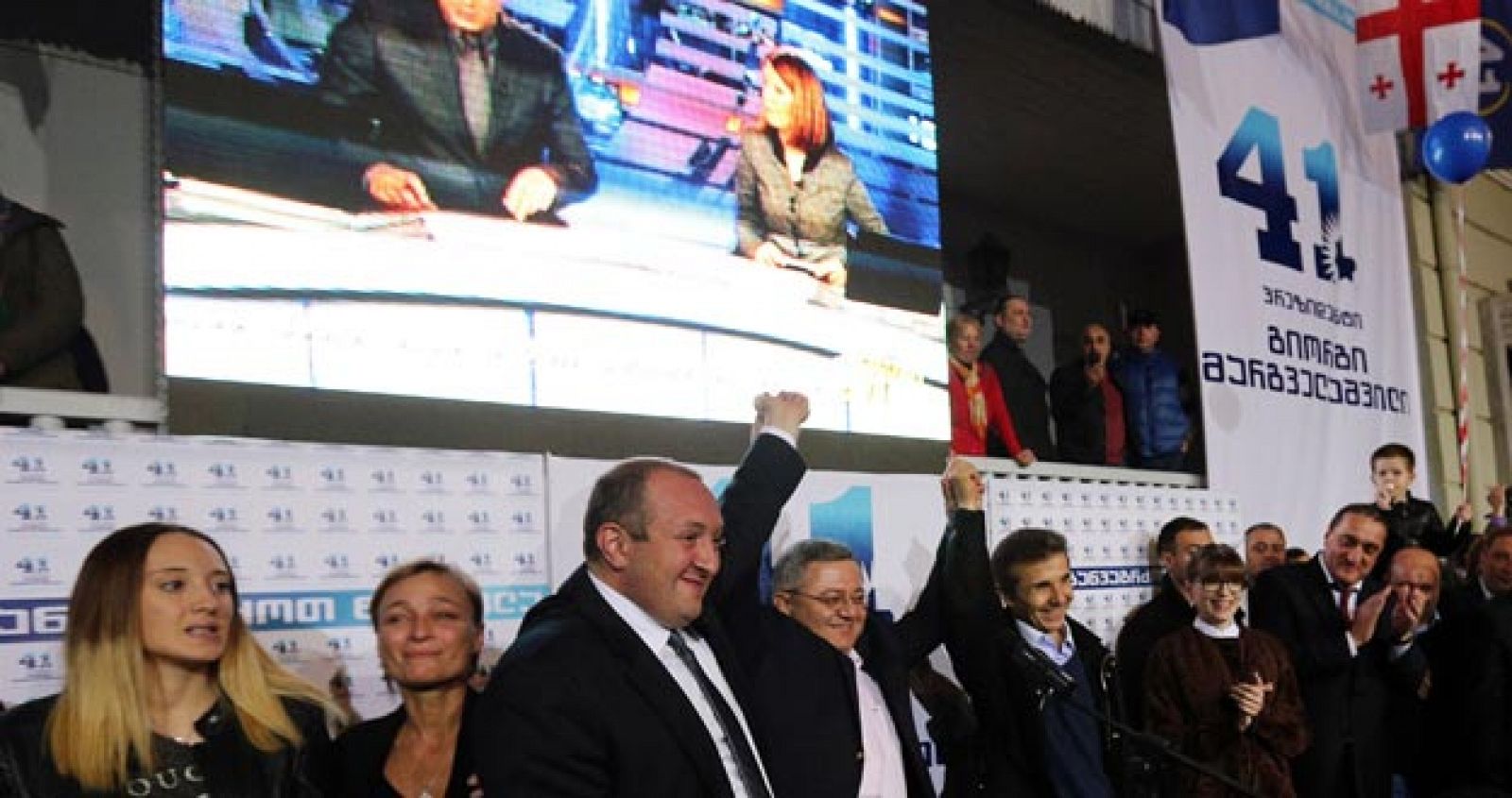 El primer ministro georgiano, Bidzina Ivanishvili, y el candidato presidencial, Giorgi Margvelashvili, celebran los resultados a pie de urna
