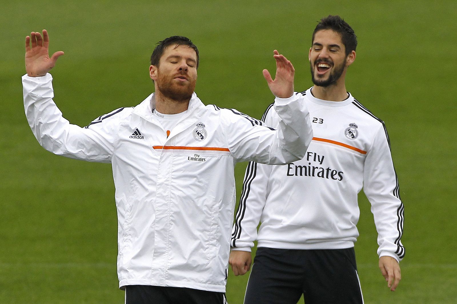Los jugadores del Real Madrid Xabi Alonso (i) y Francisco Román Alarcón "Isco" durante el entrenamiento