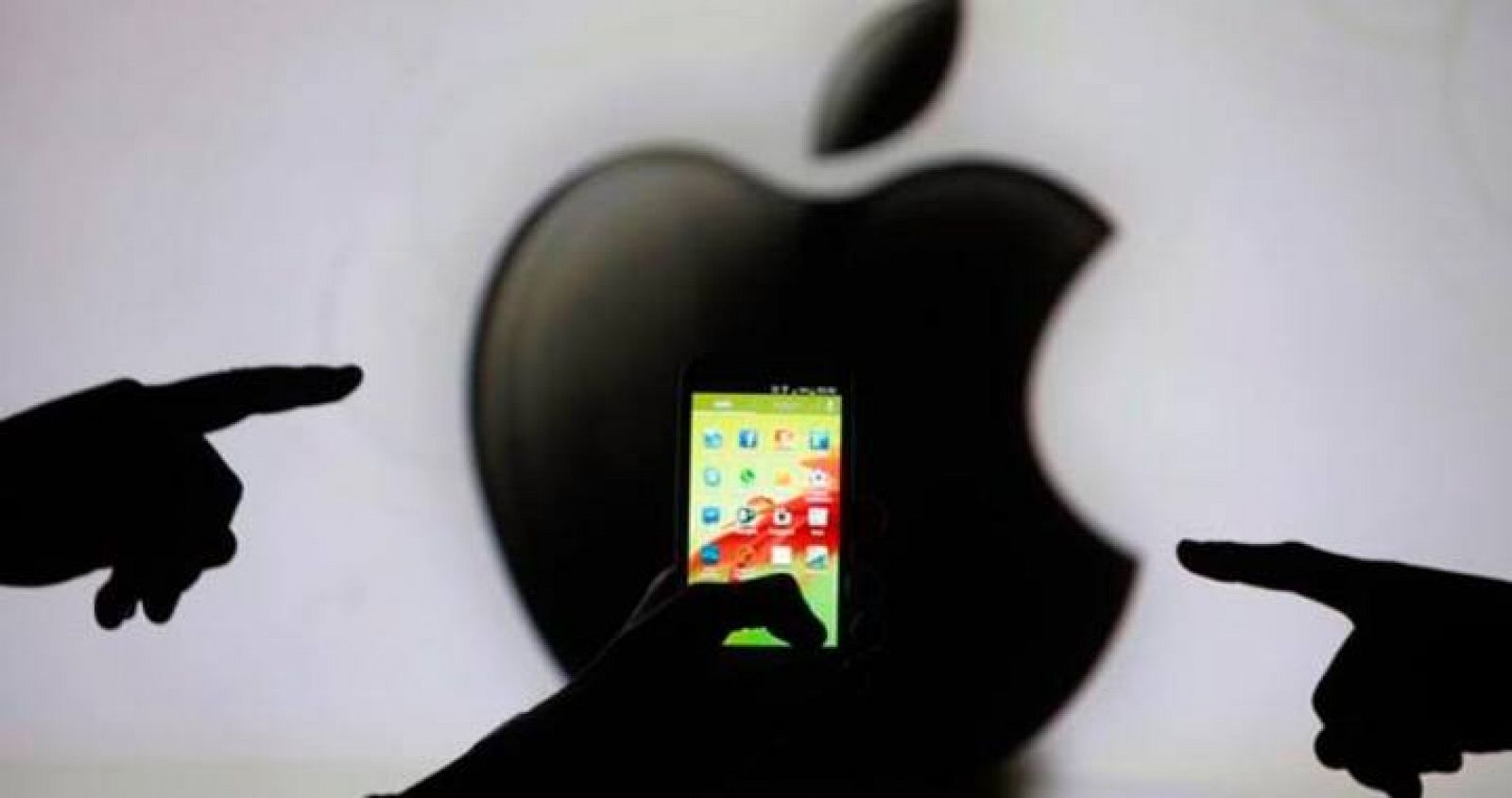  El gigante de telecomunicaciones estadounidense Apple, ha registrado una caída en sus beneficios por primera vez en 11 años