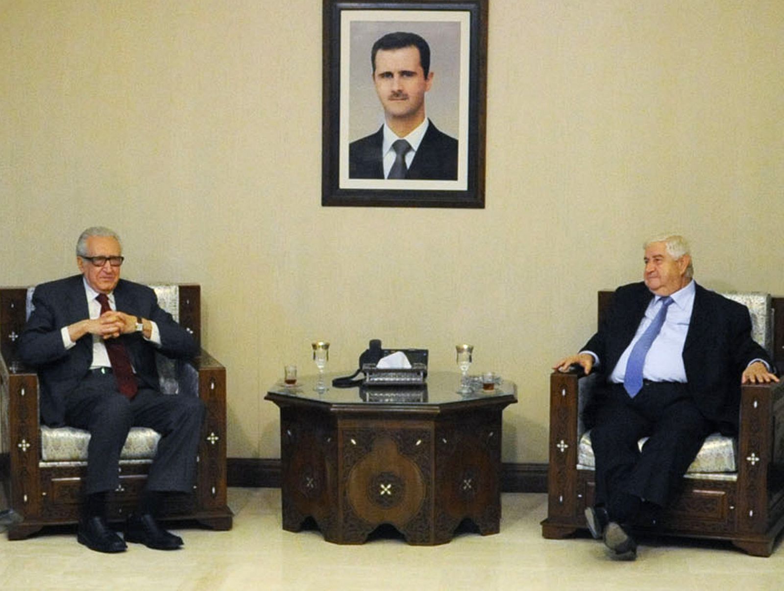 El enviado especial de la ONU para Siria, Lajdar Brahimi, durante su reunión con el ministro de Exteriores sirio, Walid al-Moallem , en Damasco