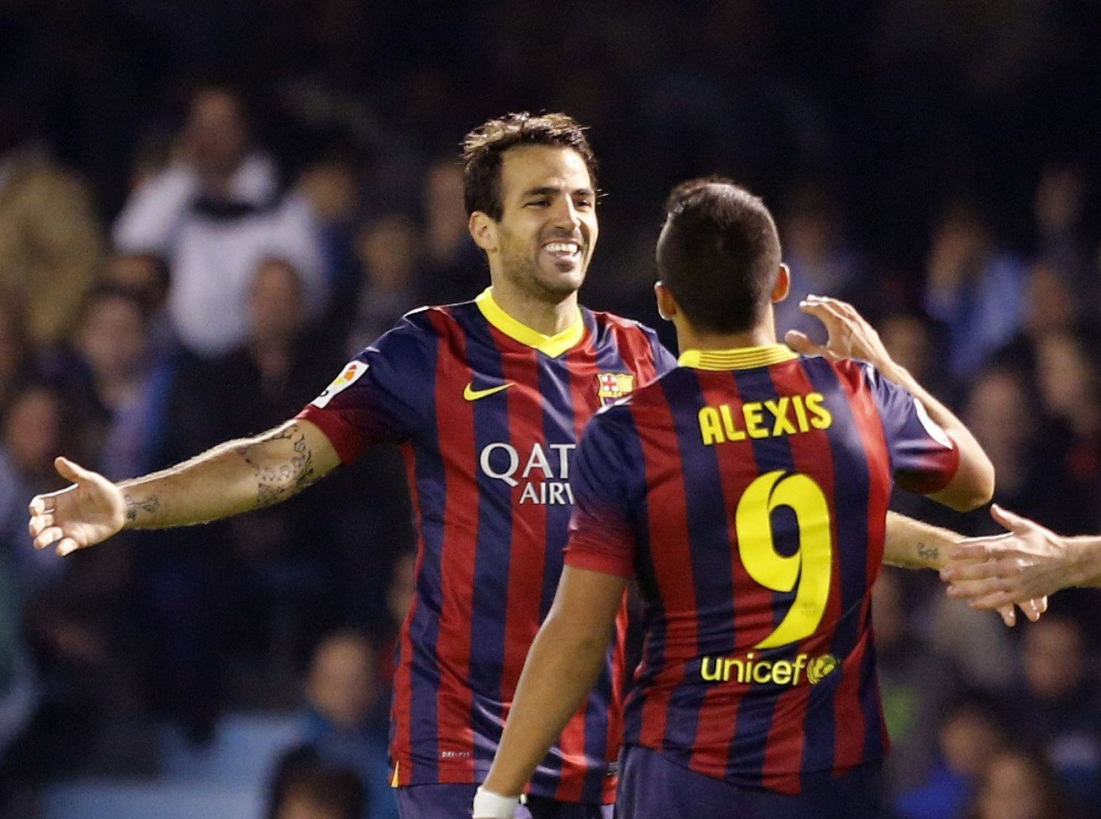 Cesc Fábregas (i) celebra con Alexis el tercer gol culé.