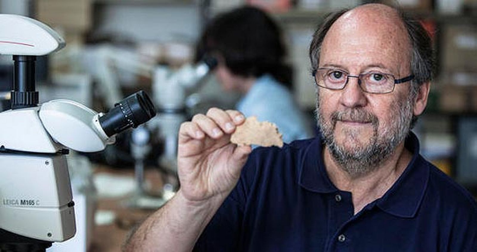 Valentín Villaverde con una de las piezas de la Cova Negra