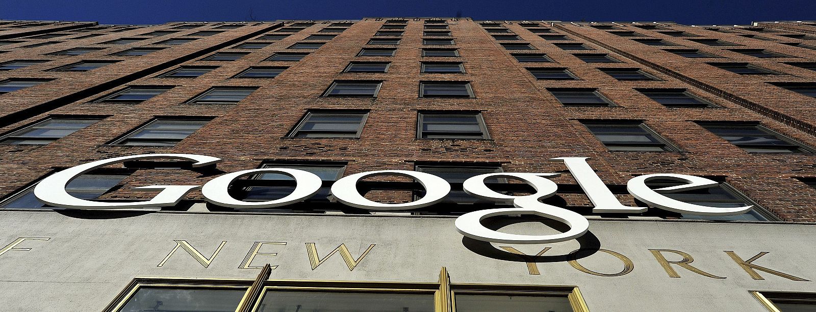 Vista del logotipo de Google, en la sede de su empresa en Nueva York (Estados Unidos)