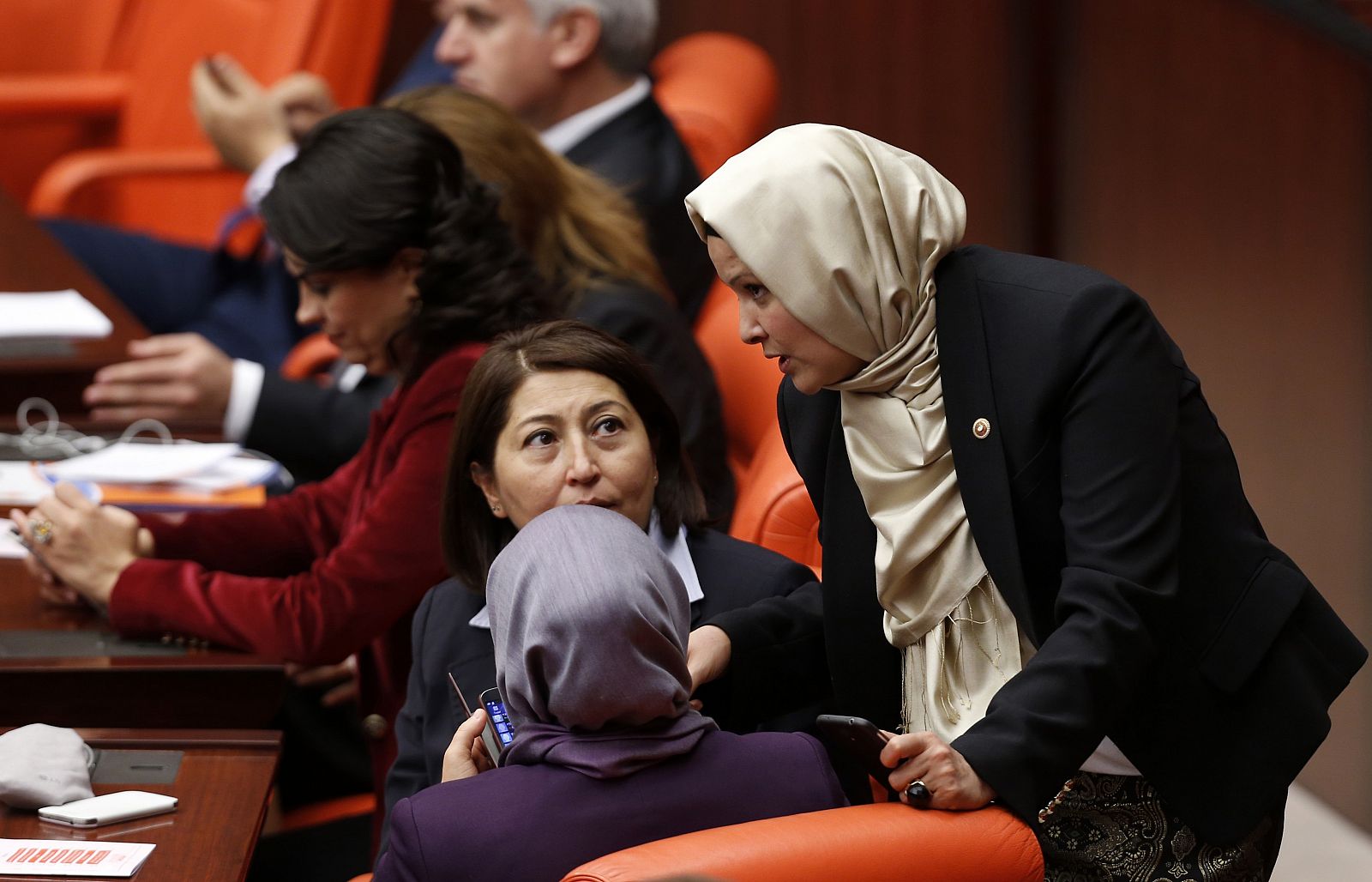 Dos diputadas turcas del partido gobernante AKP han podido por primera vez en 90 años ir al Parlamento con pañuelo islámico.