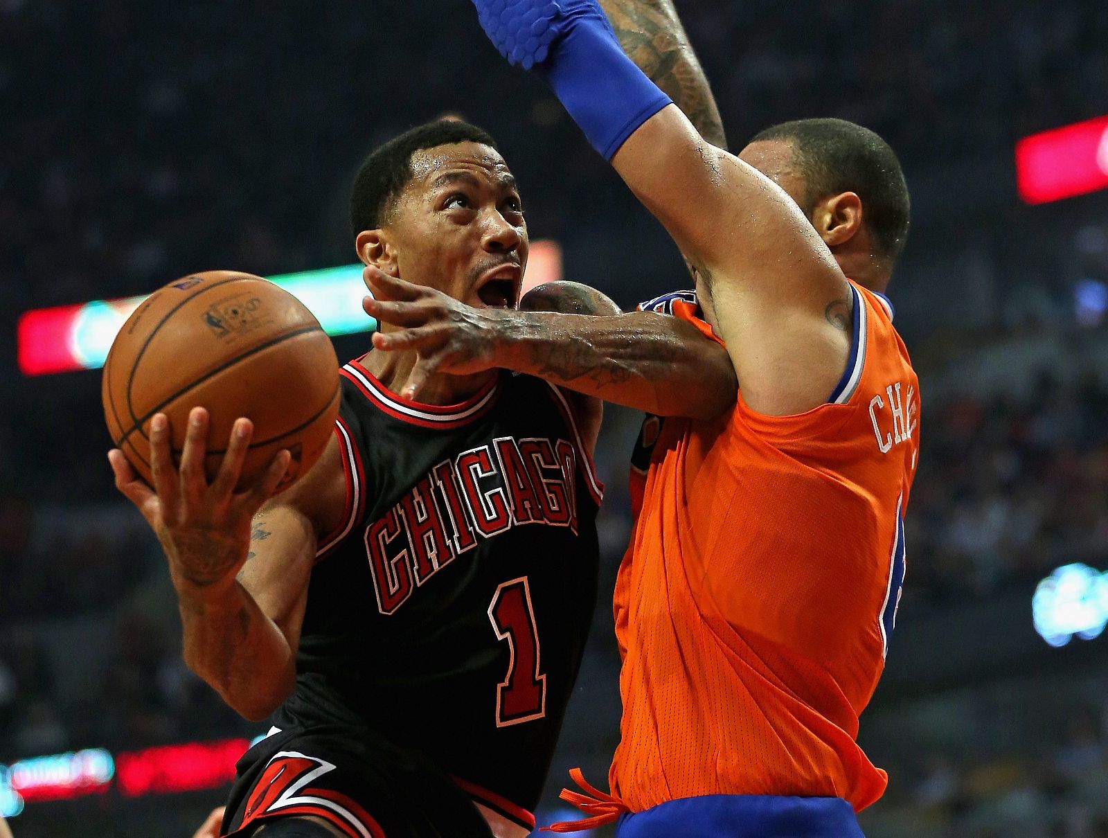 Derrick Rose, base de Chicago Bulls con el dorsal 1, entra a canasta ante la defensa del pívot de New York Knicks, Tyson Chandler