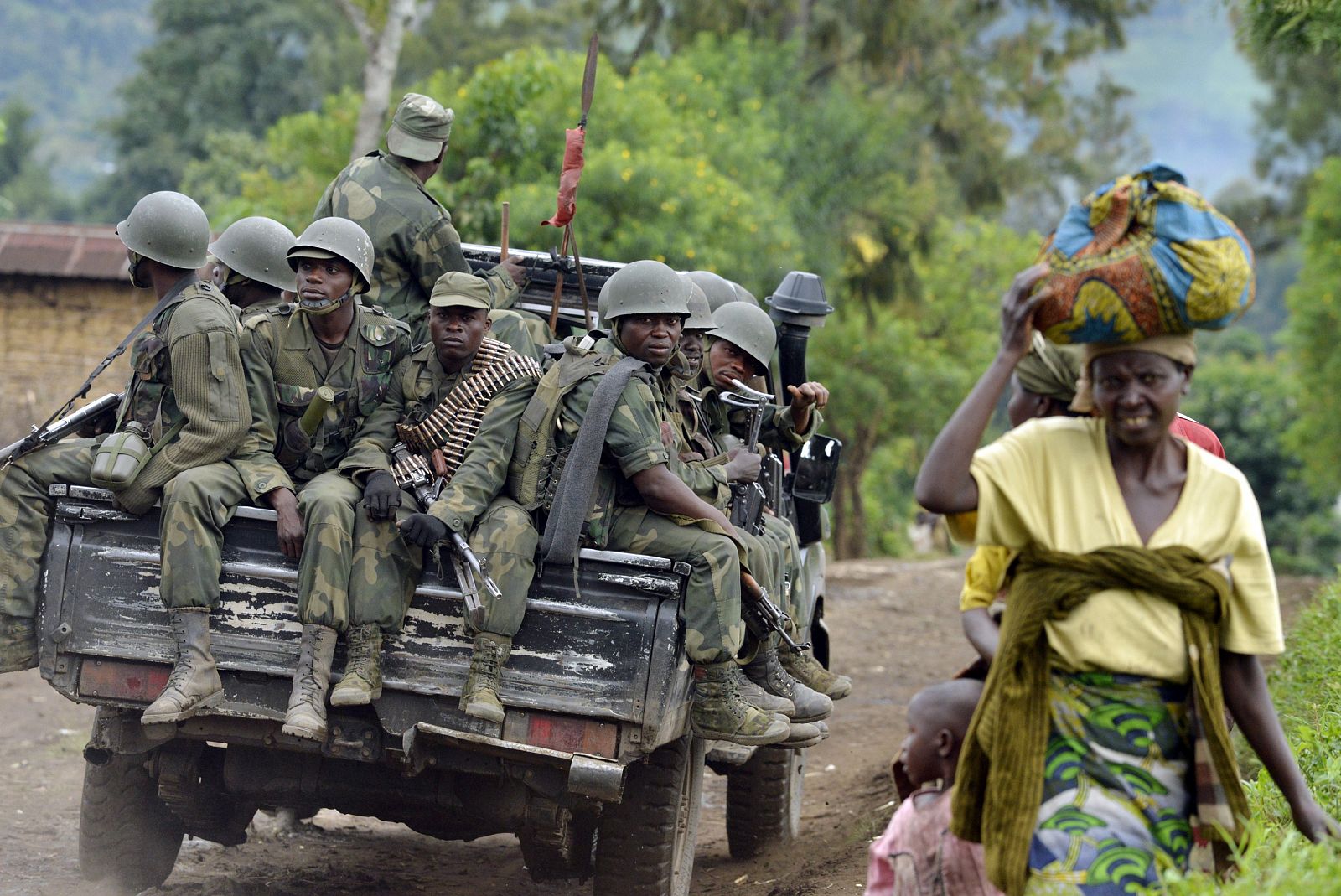 Soldados de la República Democrática del Congo se dirigen a combatir a los rebeldes del M23