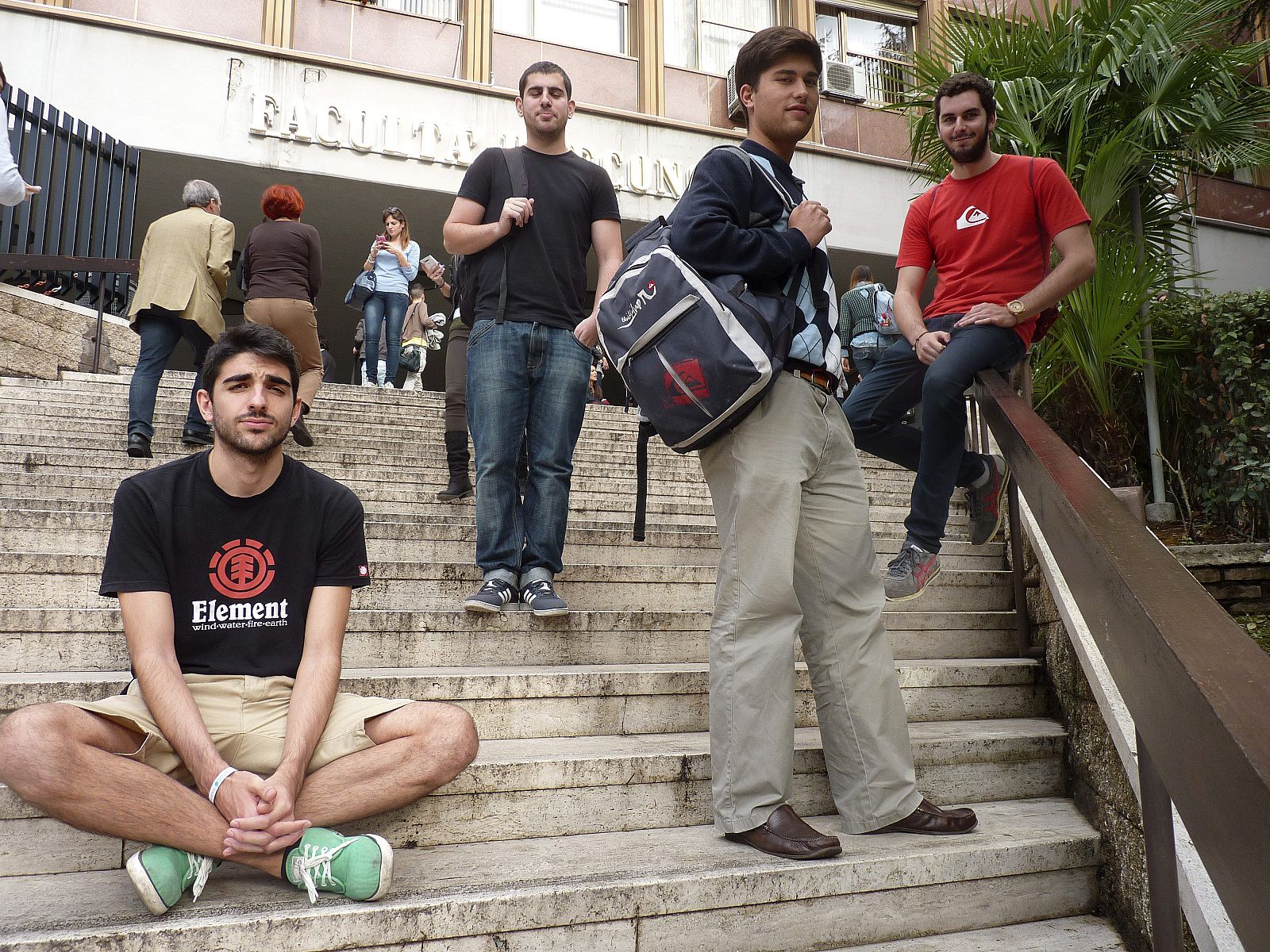 Estudiantes de Erasmus a las puertas de la facultad de la Universidad de Roma