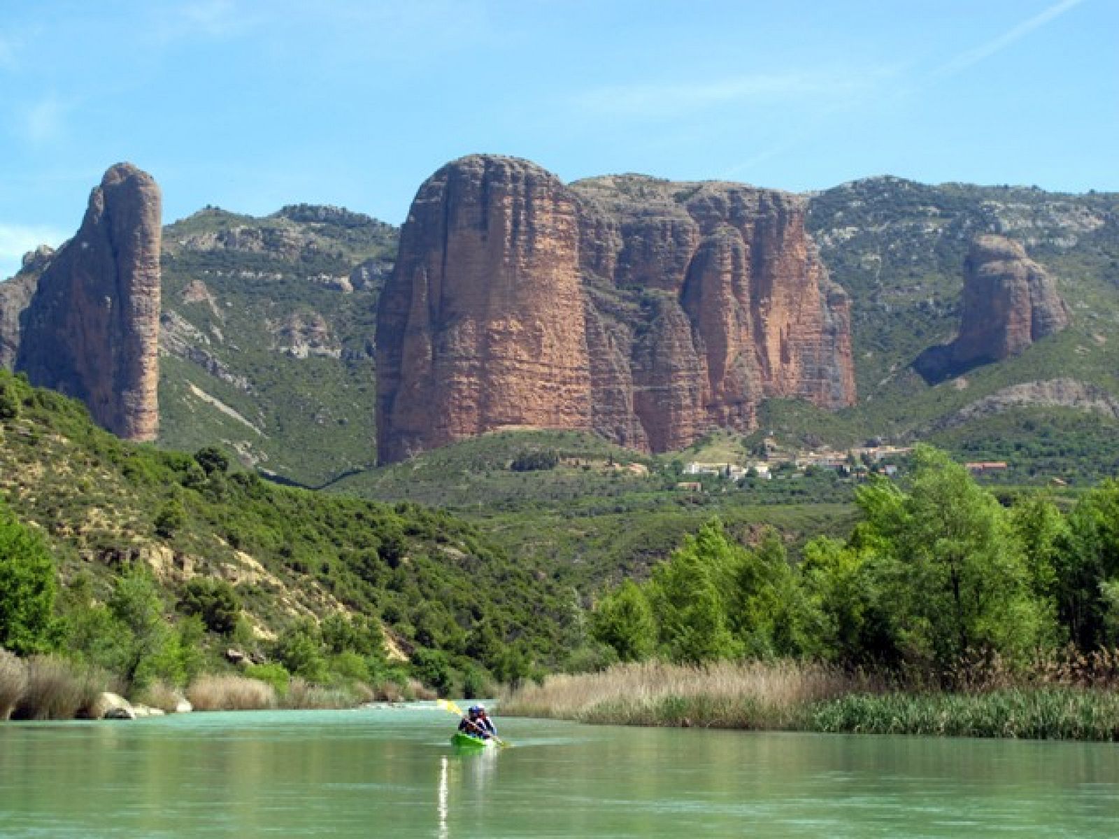 Descenso del río Gállego con los 'mallos' de Roglos al fondo