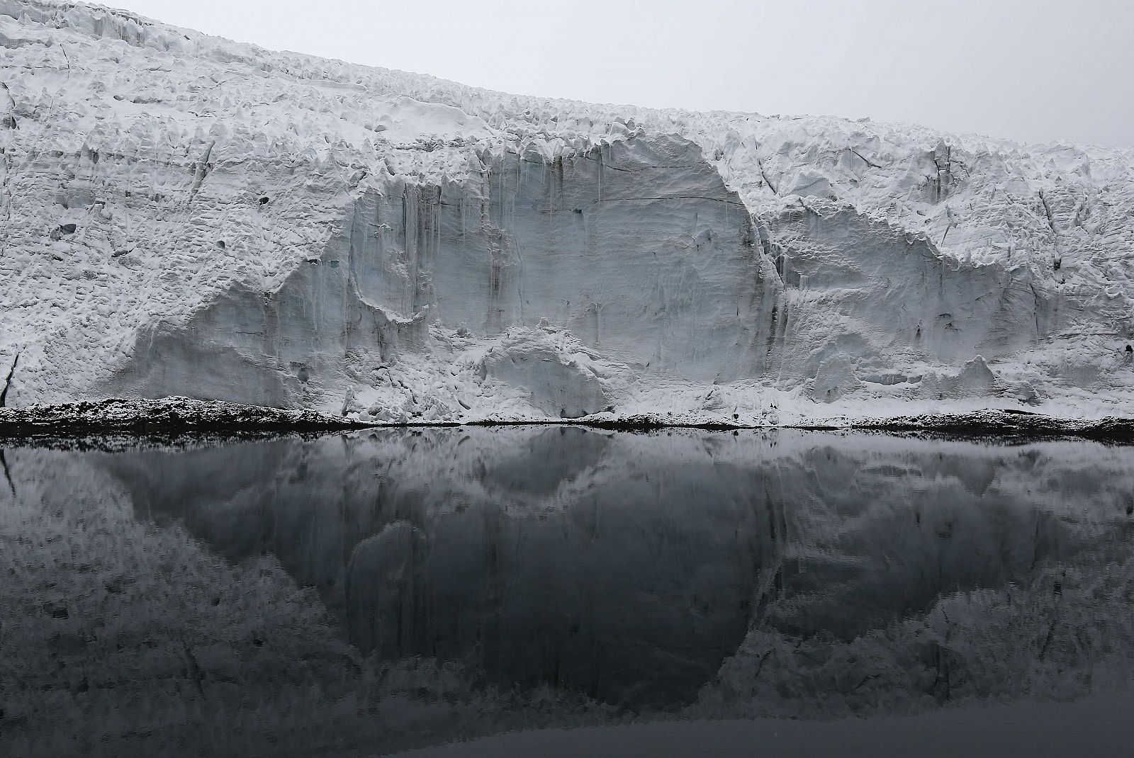 Un lago formado por agua derretida del glaciar Pastouri tomada en septiembre de 2013.