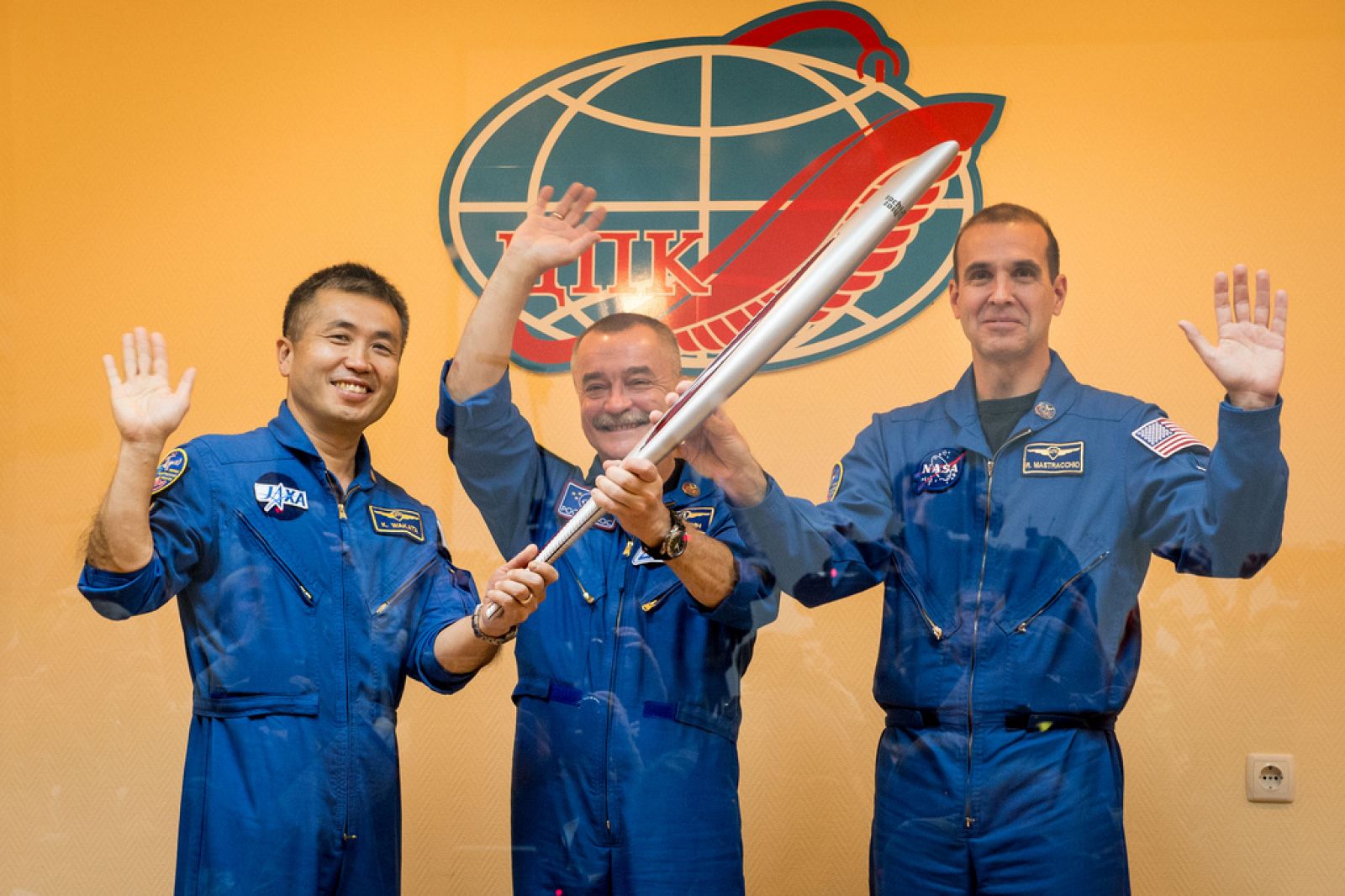 Wakata, Tyurin y Mastracchio con la antorcha de los juegos de invierno de Sochi 2014.