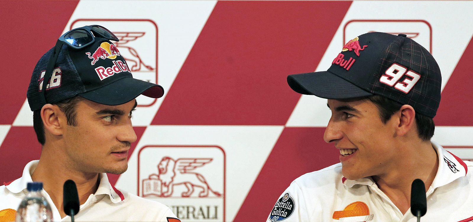 Los pilotos españoles de MotoGP Marc Márquez (d) y Dani Pedrosa durante la rueda de prensa